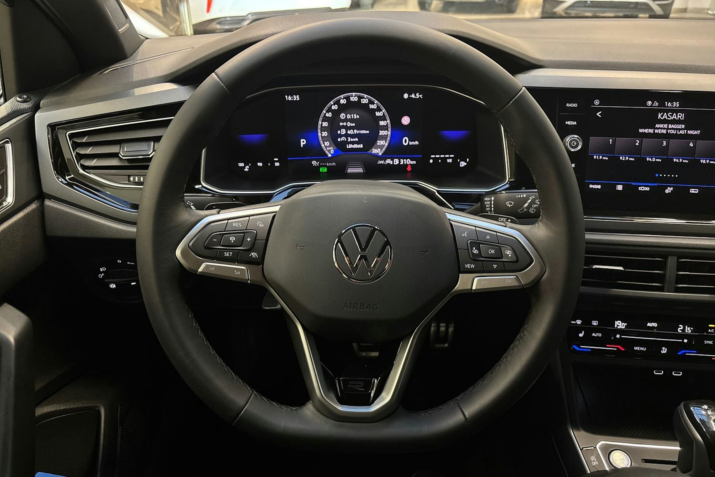 harmaa Volkswagen Taigo 2025 kuva 13.