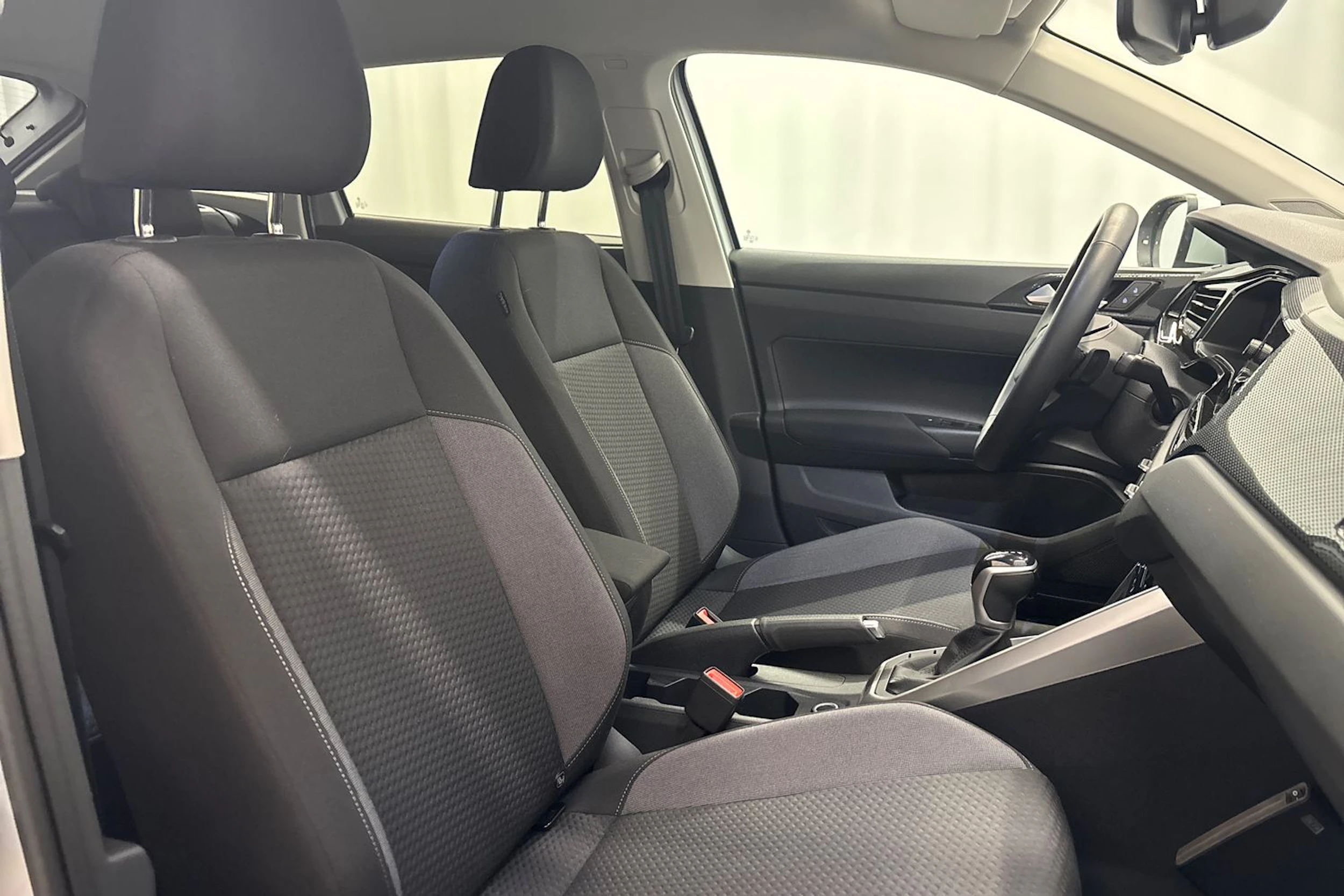 harmaa Volkswagen Taigo 2025 kuva 15.