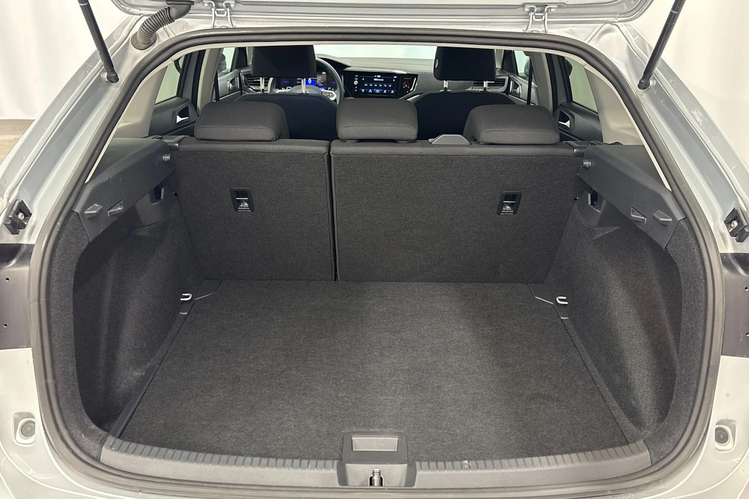 harmaa Volkswagen Taigo 2025 kuva 16.