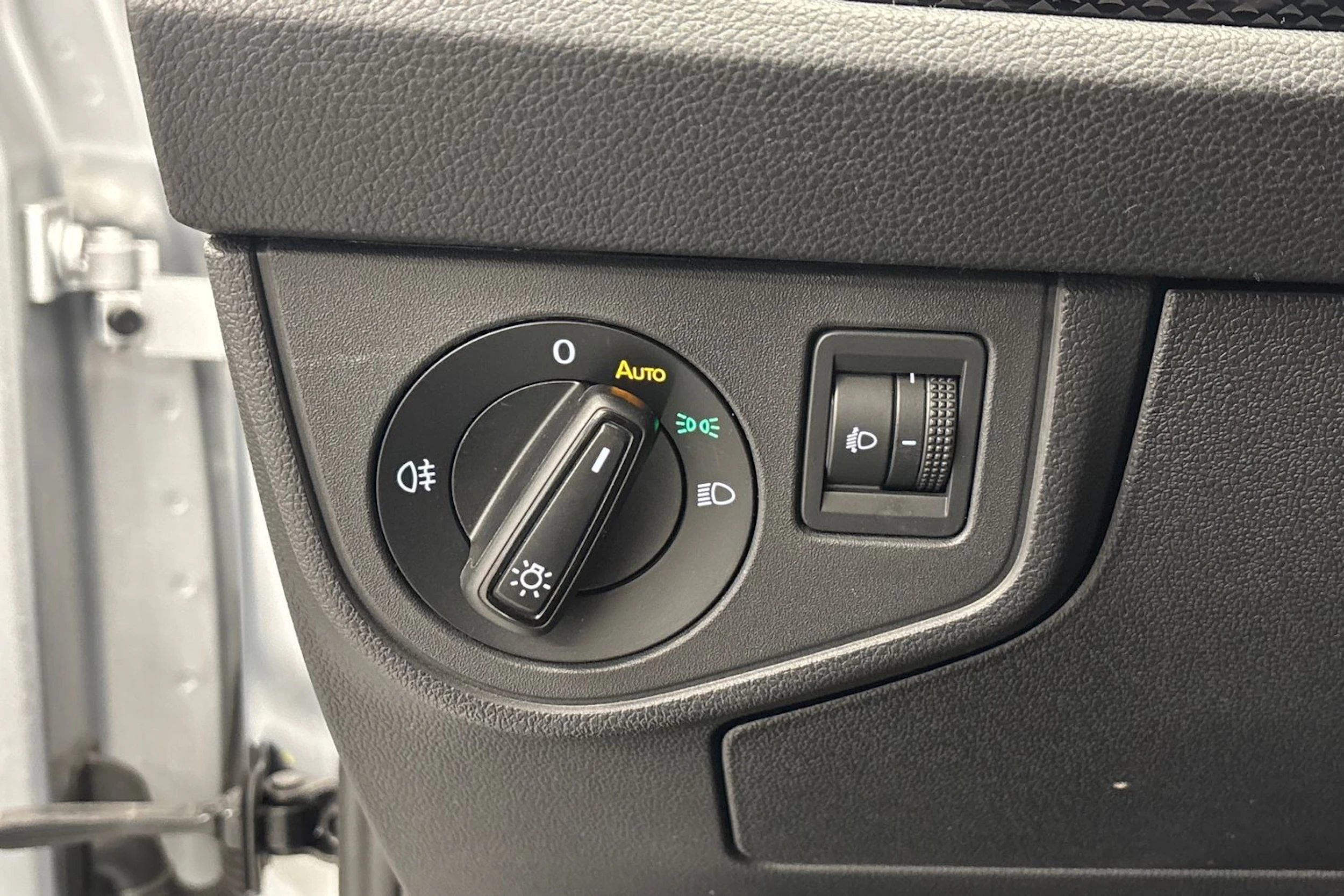 harmaa Volkswagen Taigo 2025 kuva 18.