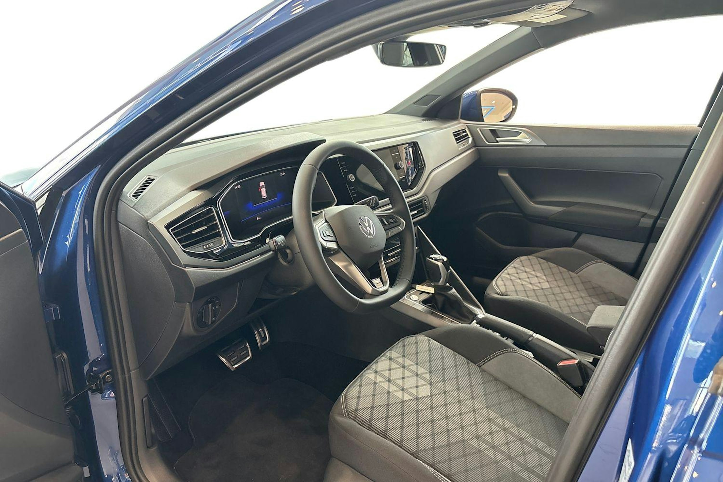 sininen Volkswagen Taigo 2025 kuva 6.