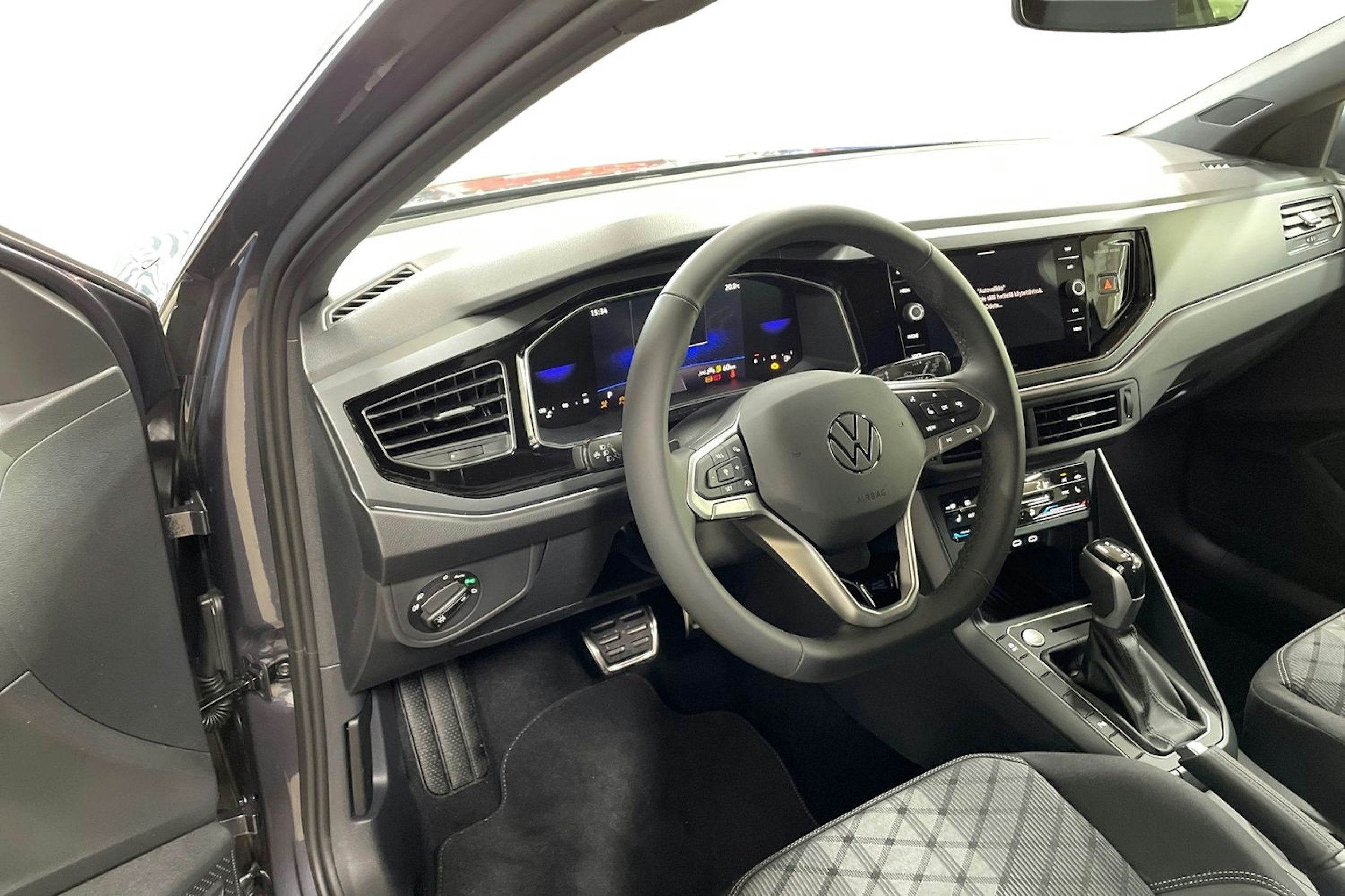 harmaa Volkswagen Taigo 2025 kuva 6.