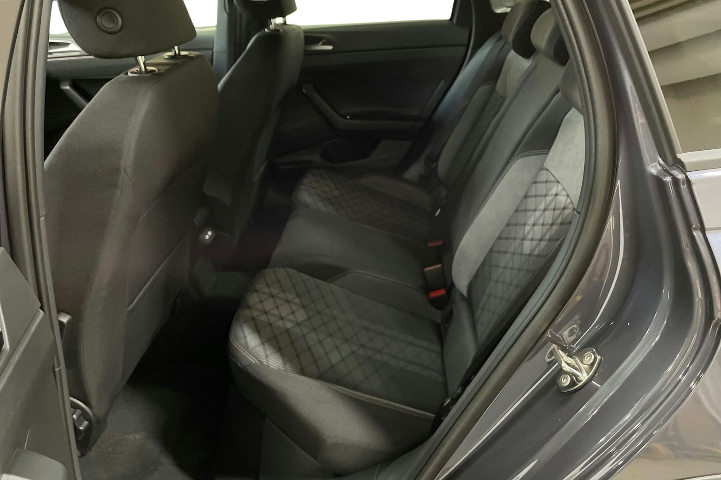harmaa Volkswagen Taigo 2025 kuva 8.