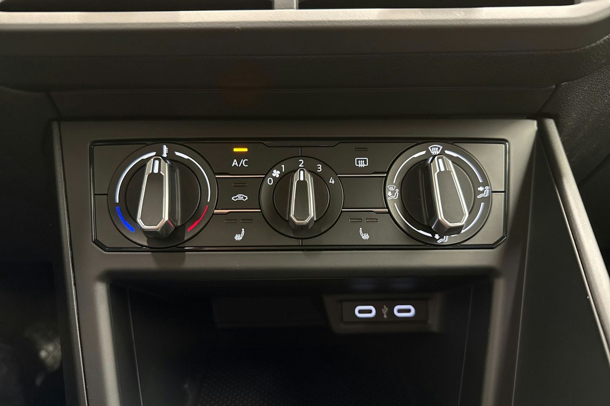 harmaa Volkswagen Taigo 2026 kuva 13.