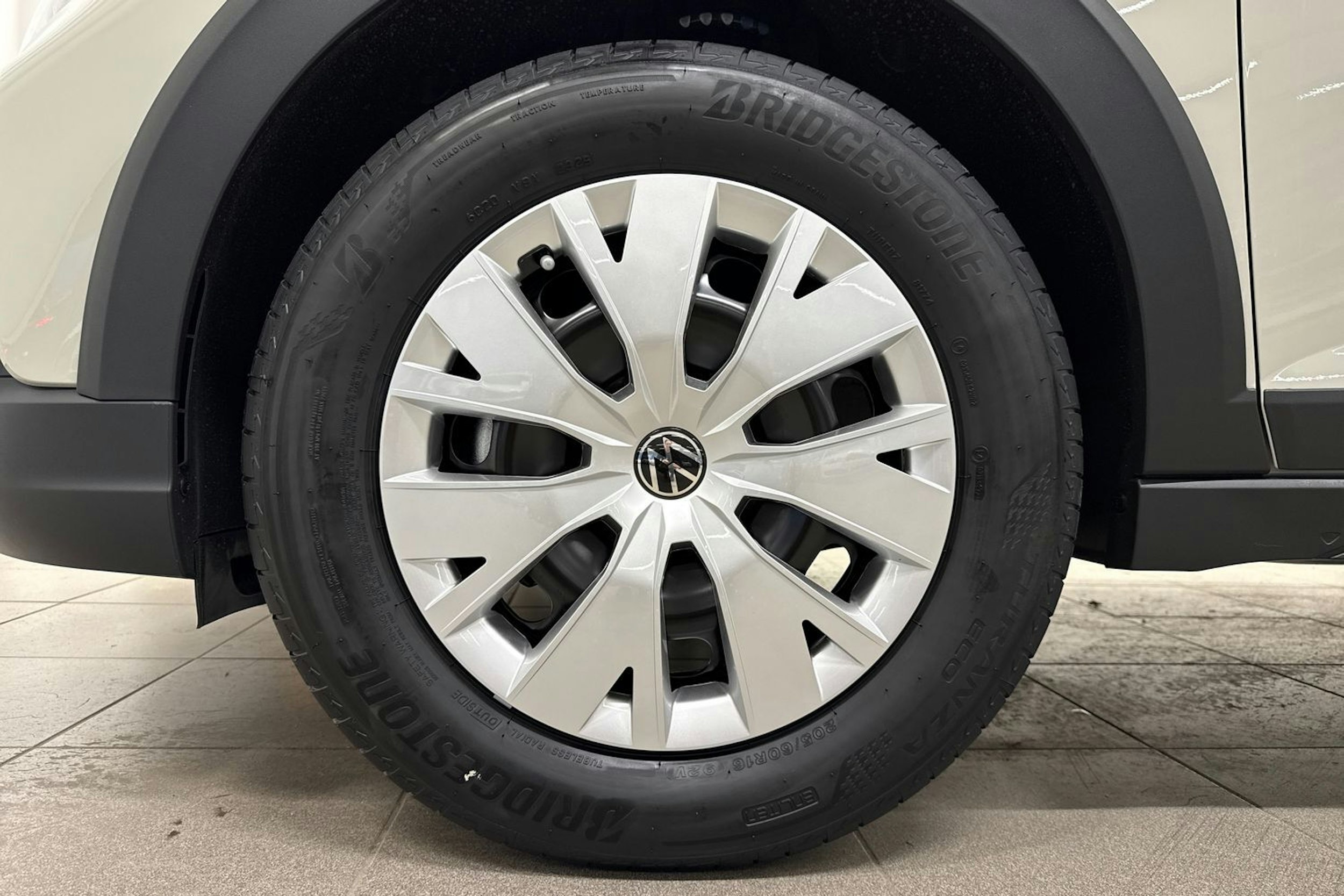 harmaa Volkswagen Taigo 2026 kuva 16.