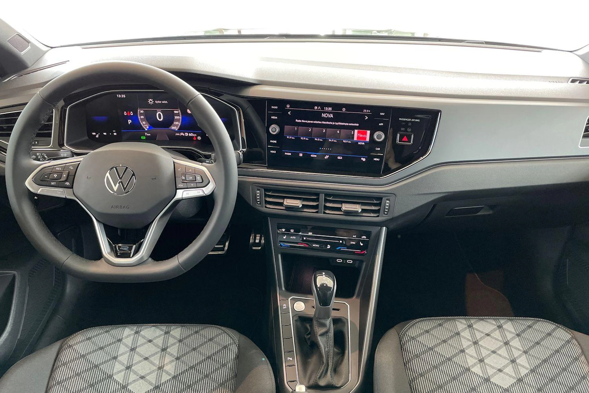 musta Volkswagen Taigo 2026 kuva 7.