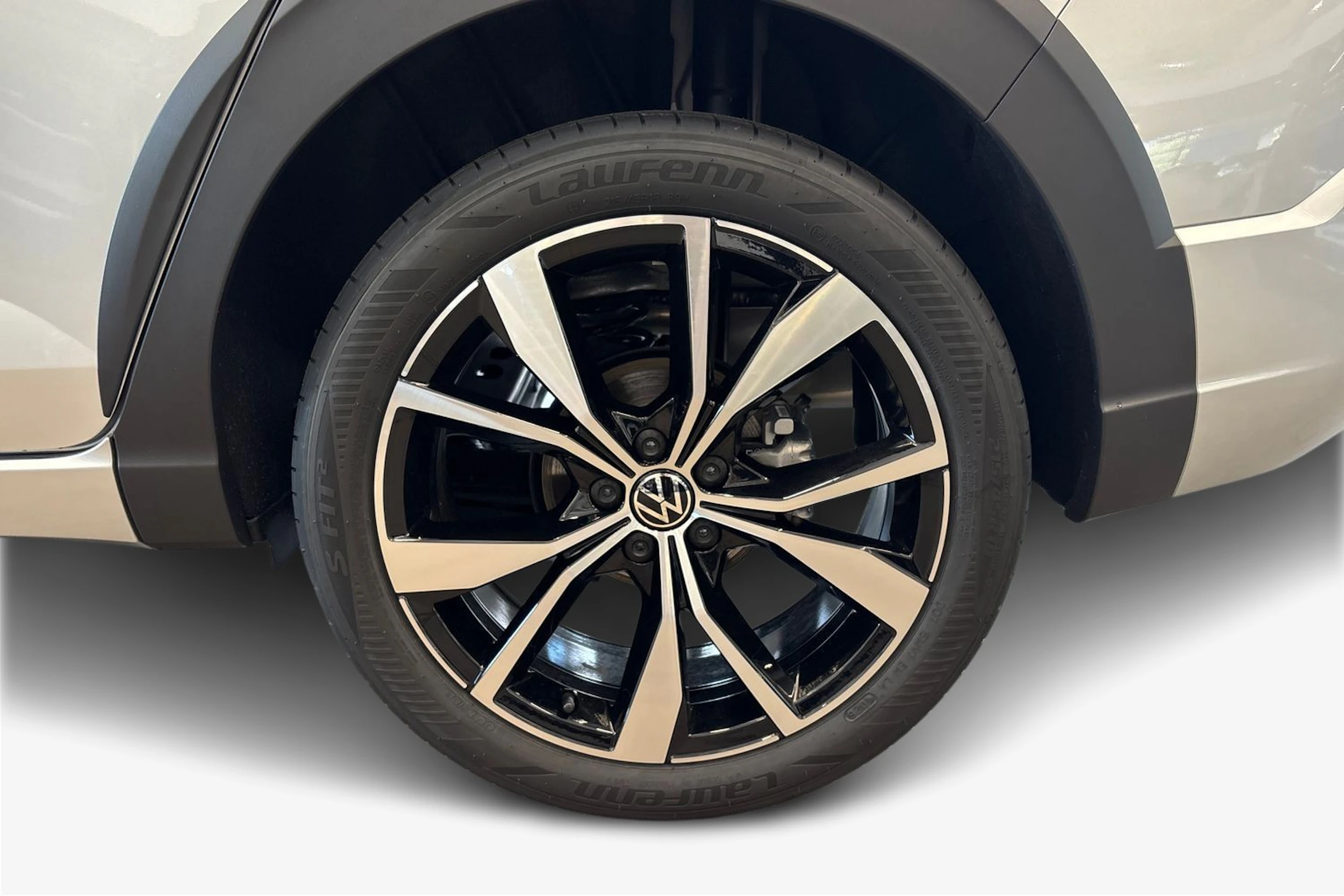 harmaa Volkswagen Taigo 2026 kuva 9.