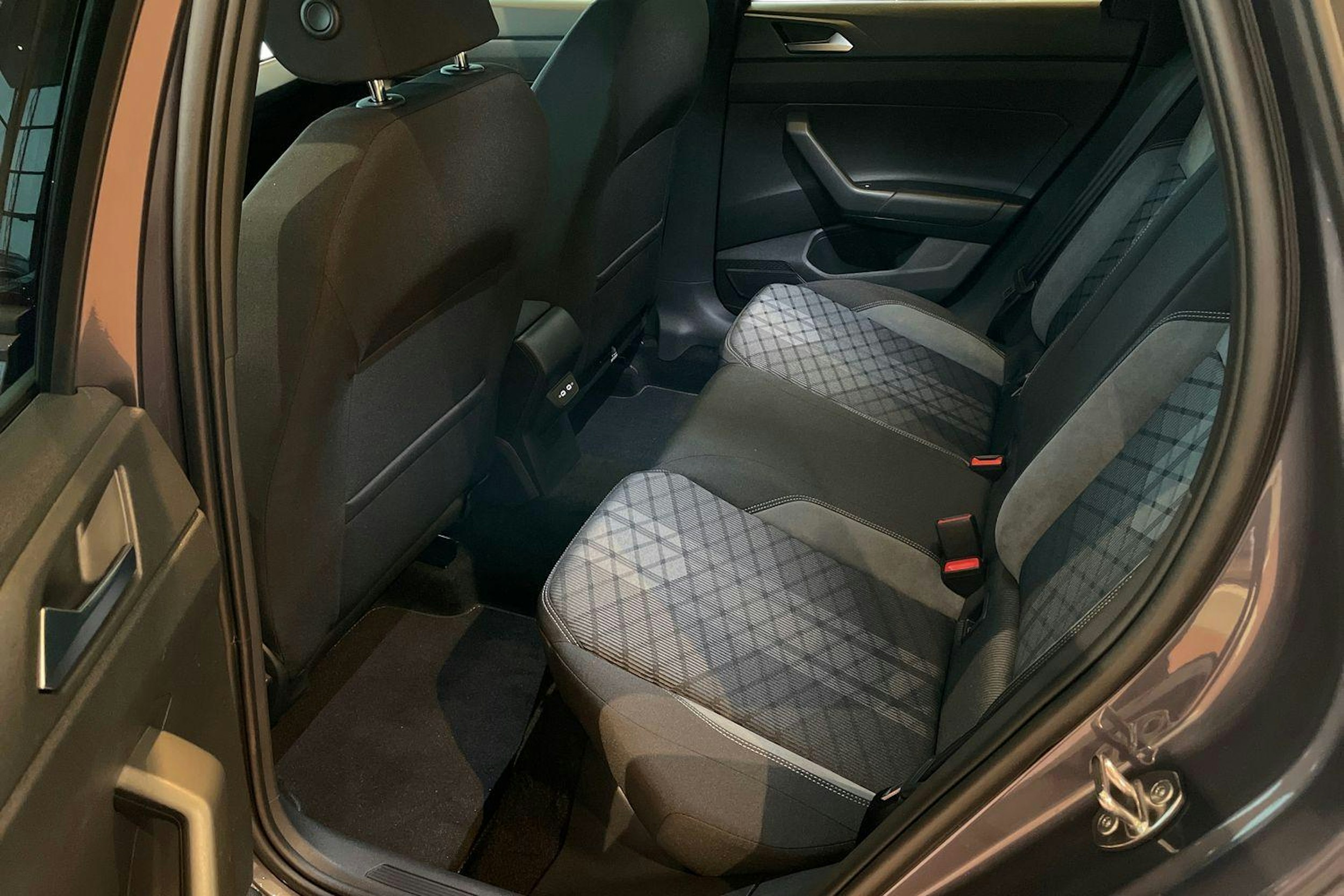 harmaa Volkswagen Taigo 2026 kuva 8.