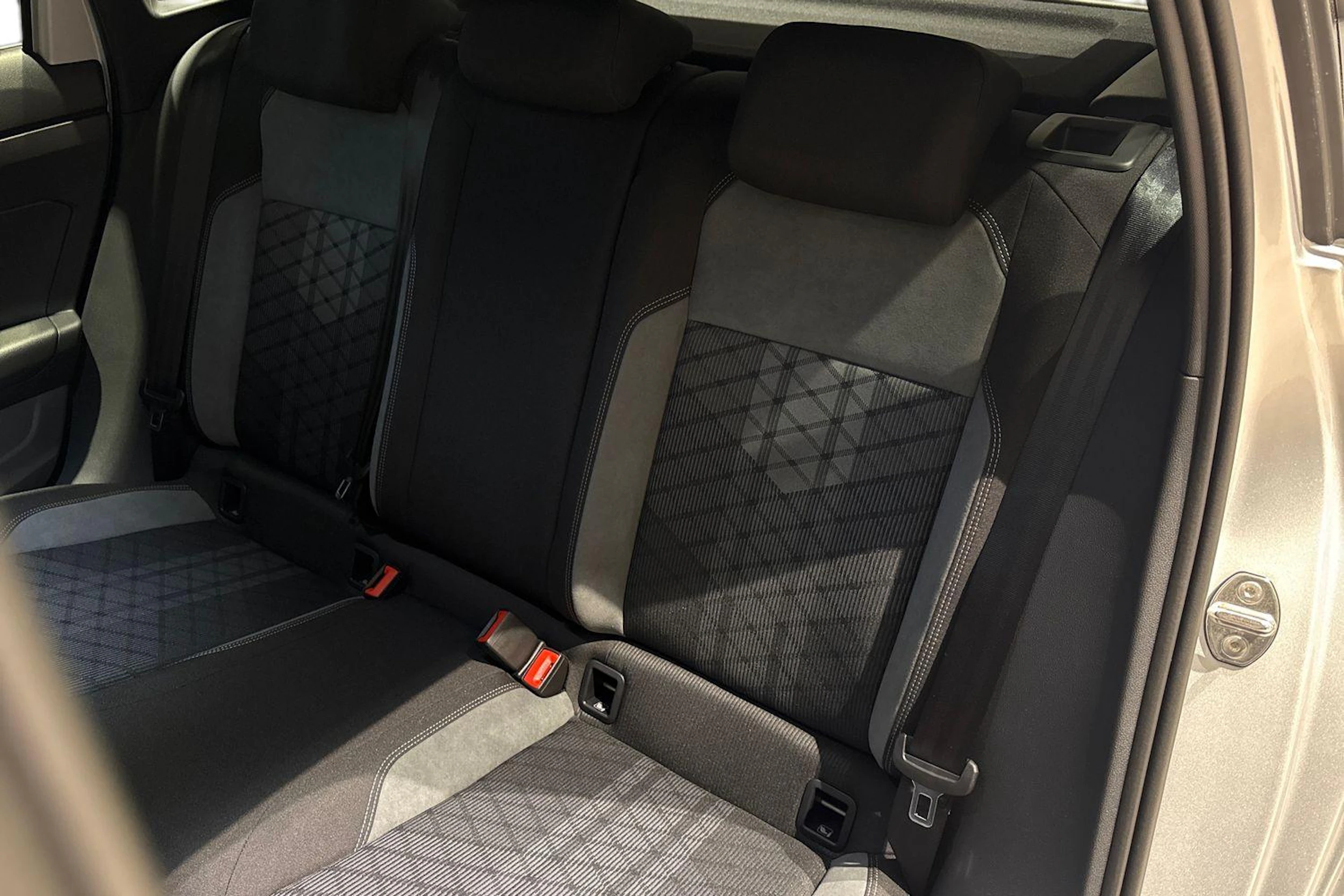 harmaa Volkswagen Taigo 2025 kuva 8.