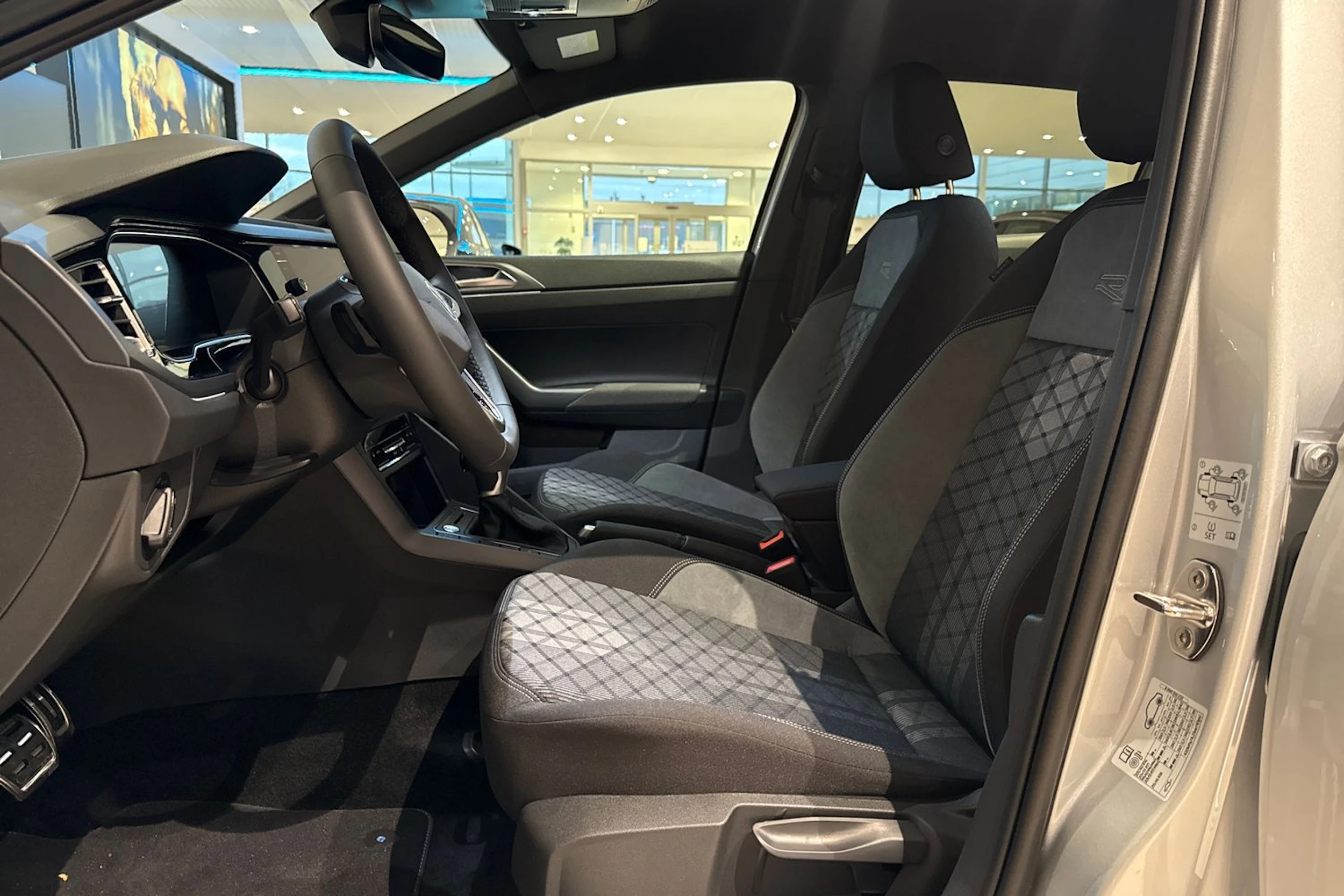 harmaa Volkswagen Taigo 2025 kuva 11.