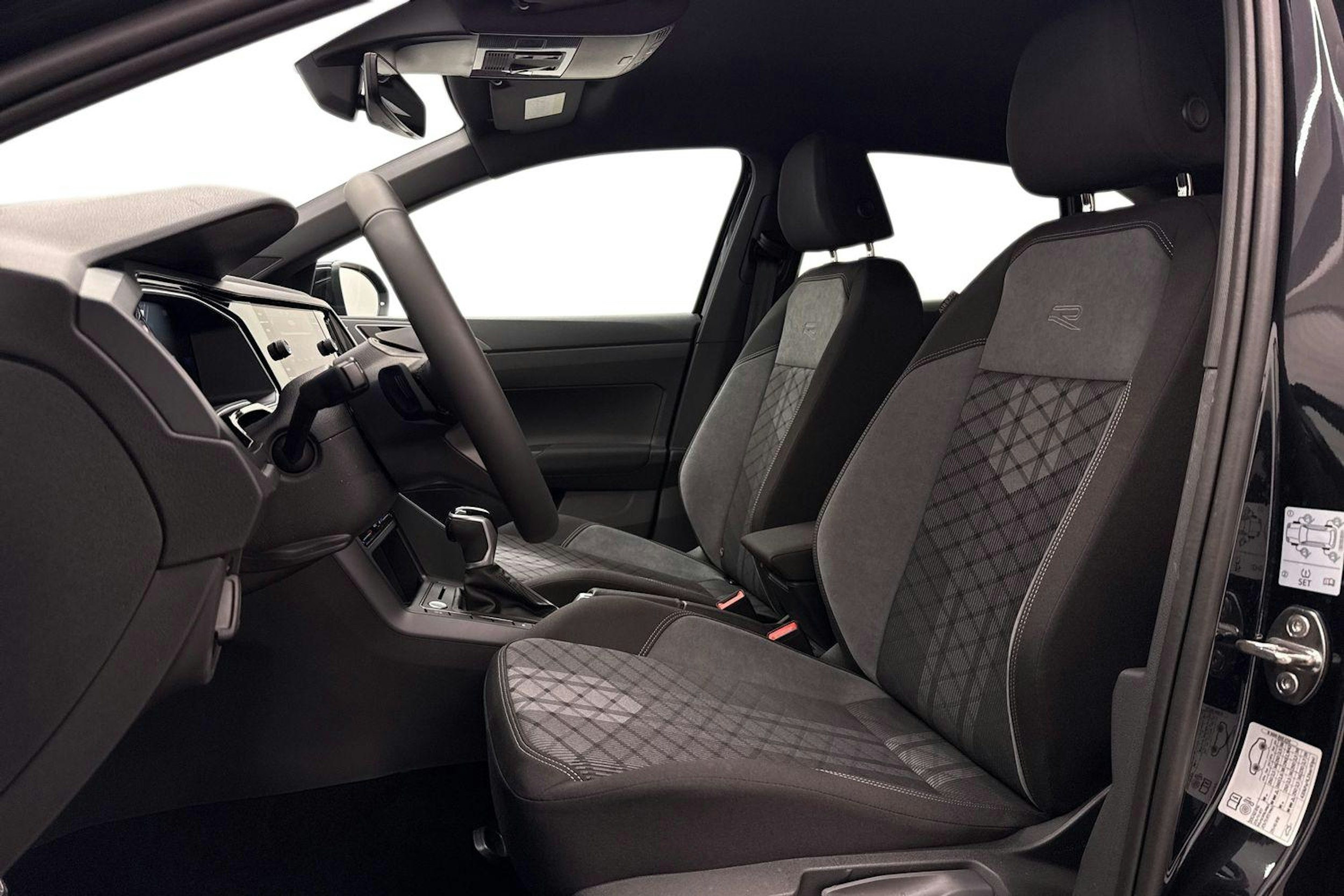 met. musta Volkswagen Taigo 2026 kuva 8.