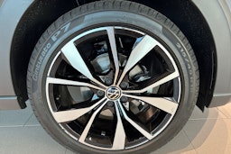 harmaa Volkswagen Taigo 2026 kuva 10.