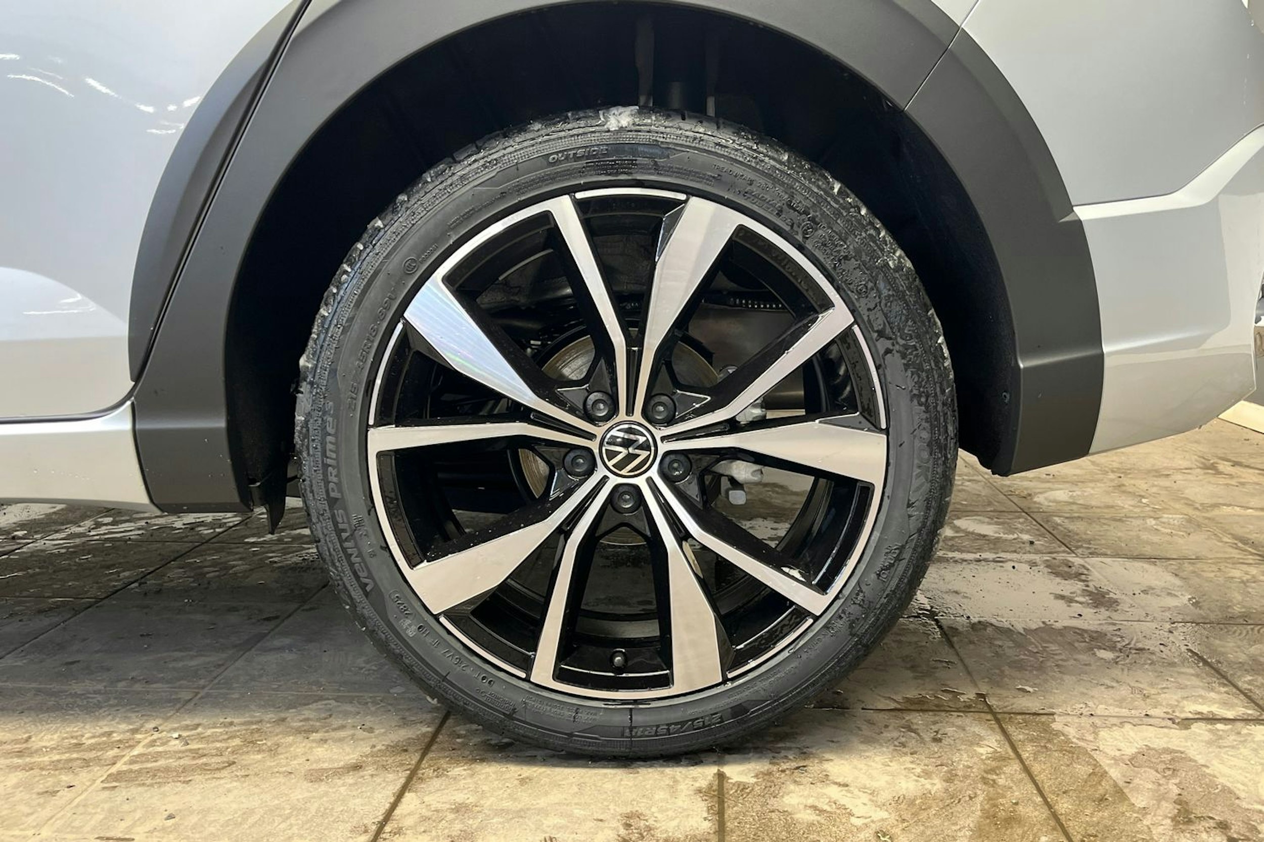 harmaa Volkswagen Taigo 2026 kuva 10.