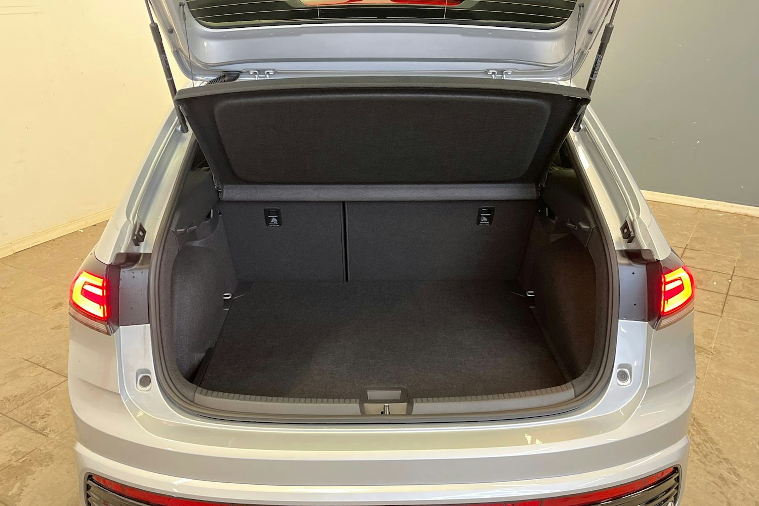 harmaa Volkswagen Taigo 2026 kuva 11.