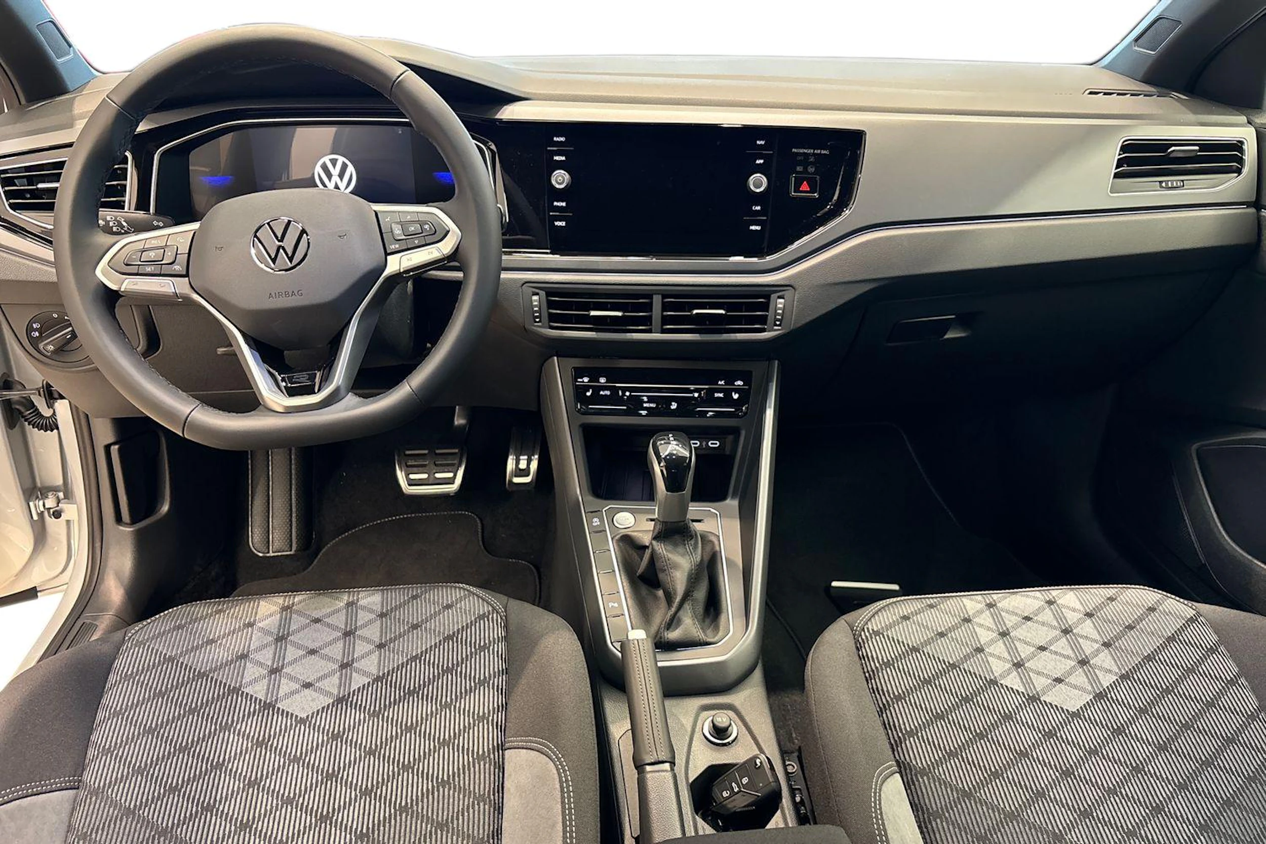 harmaa Volkswagen Taigo 2026 kuva 7.