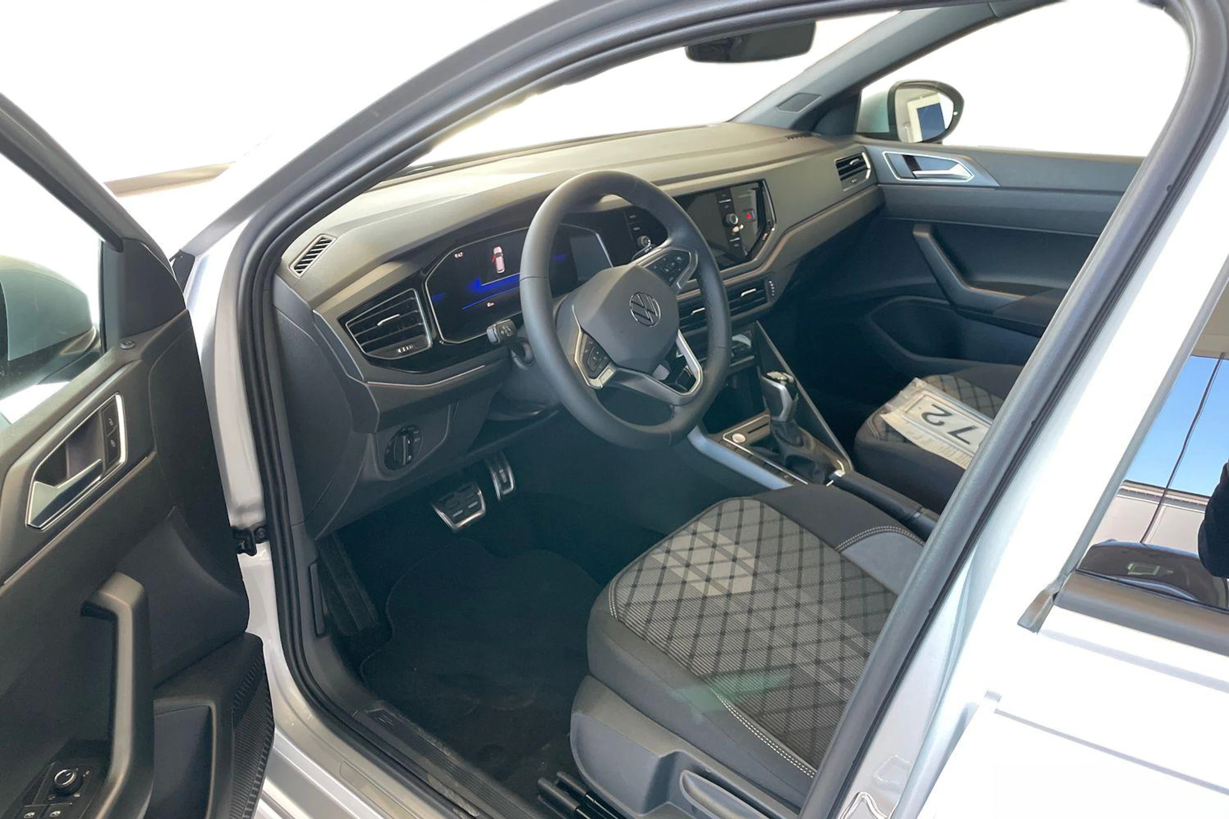 harmaa Volkswagen Taigo 2026 kuva 6.