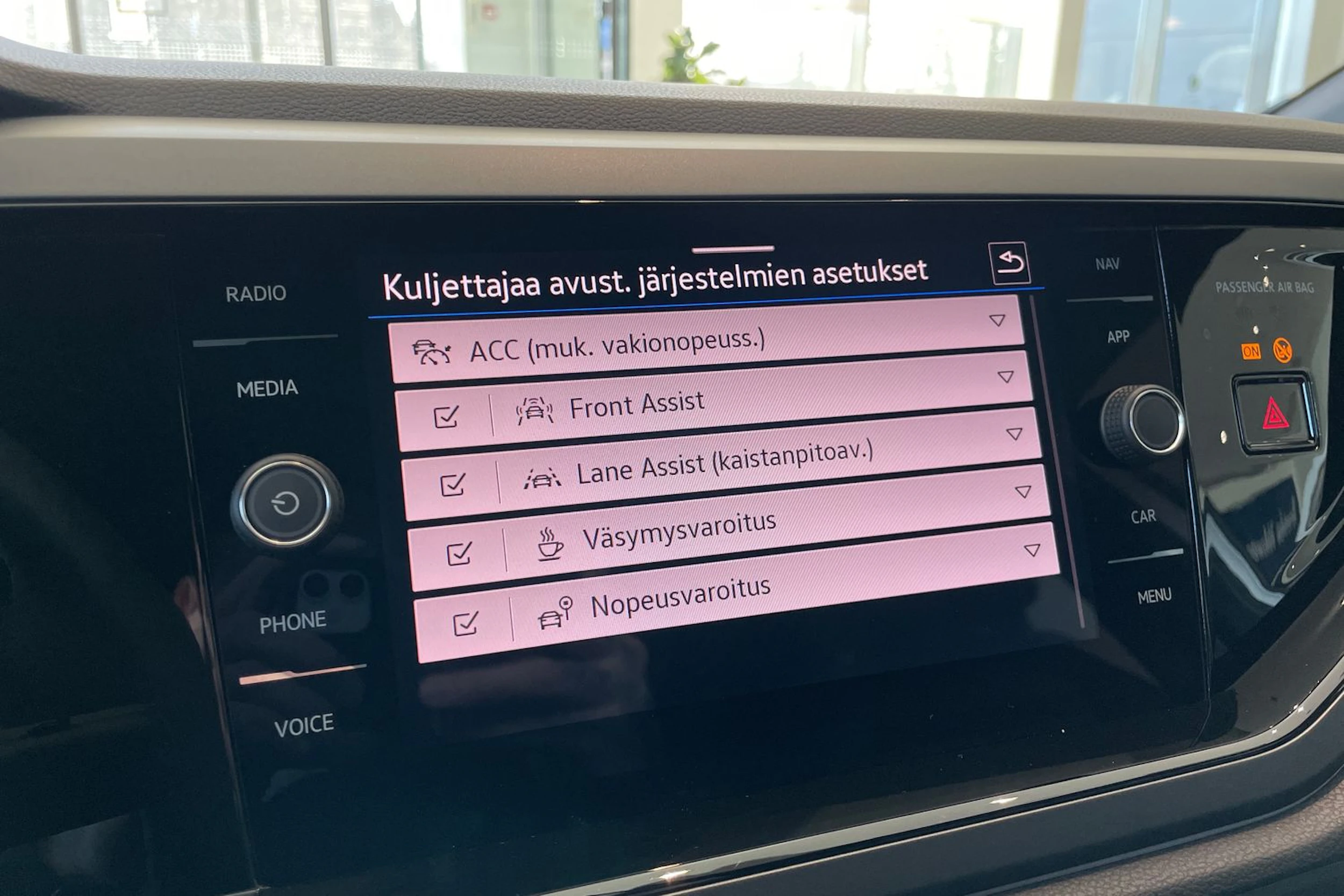 harmaa Volkswagen Taigo 2026 kuva 11.
