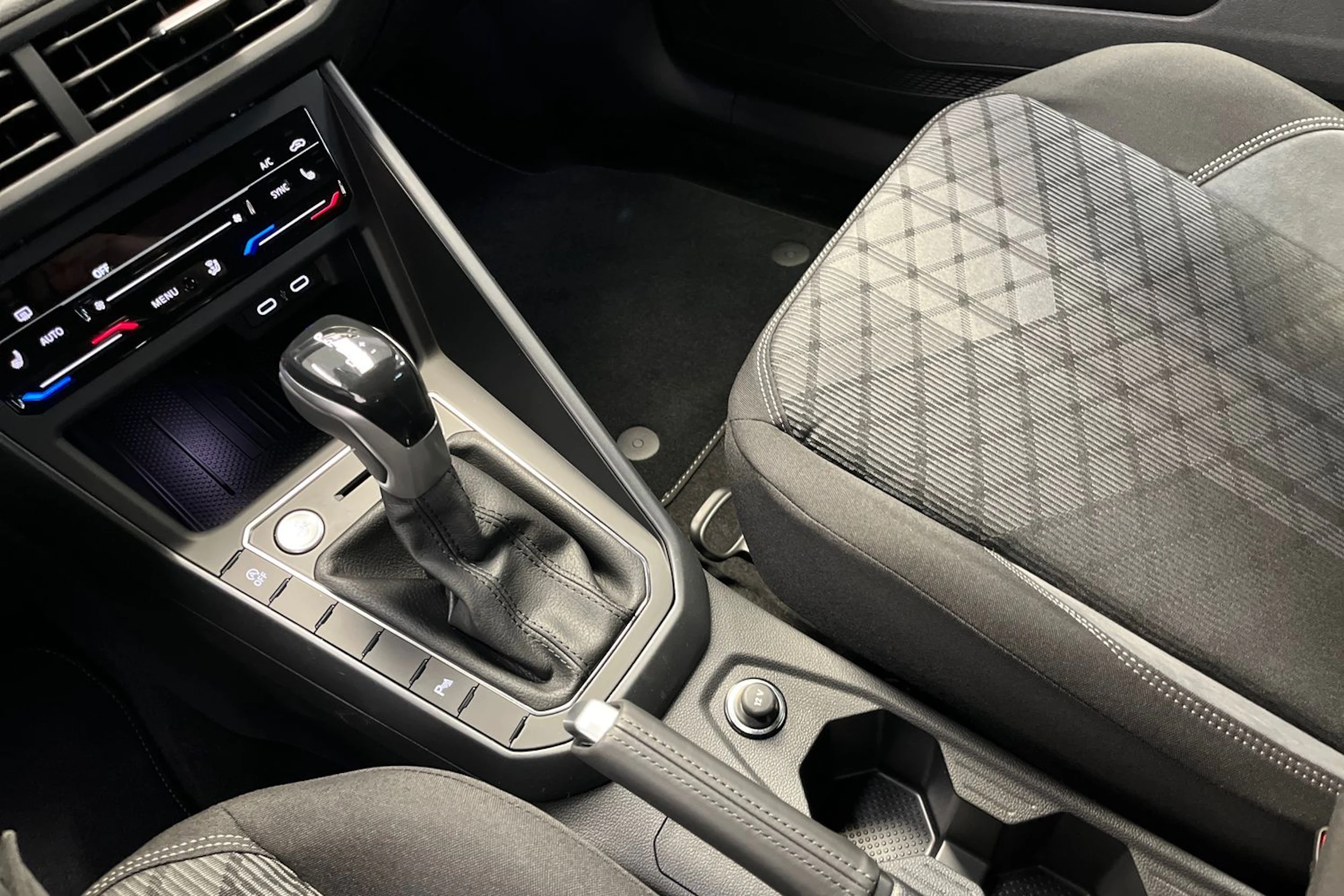 harmaa Volkswagen Taigo 2026 kuva 15.