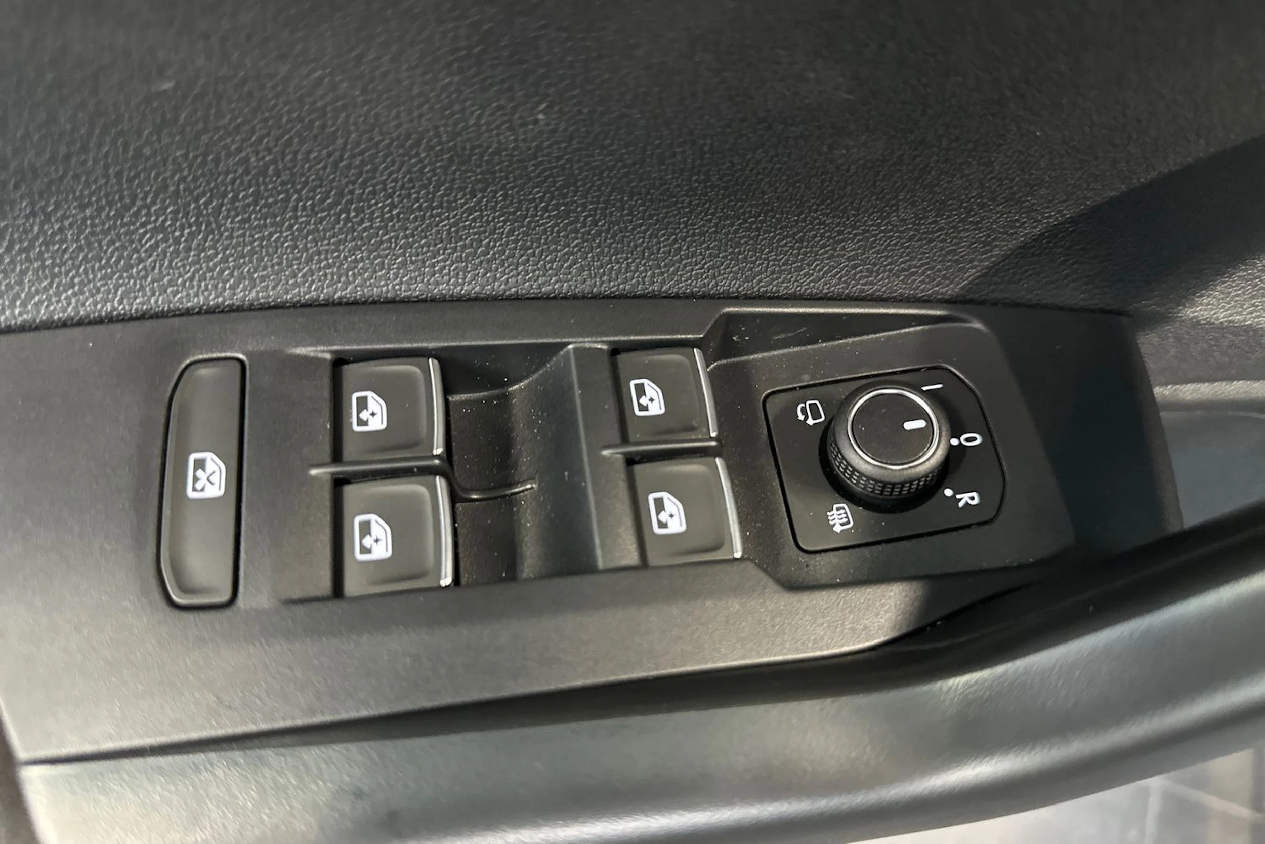 harmaa Volkswagen Taigo 2026 kuva 12.