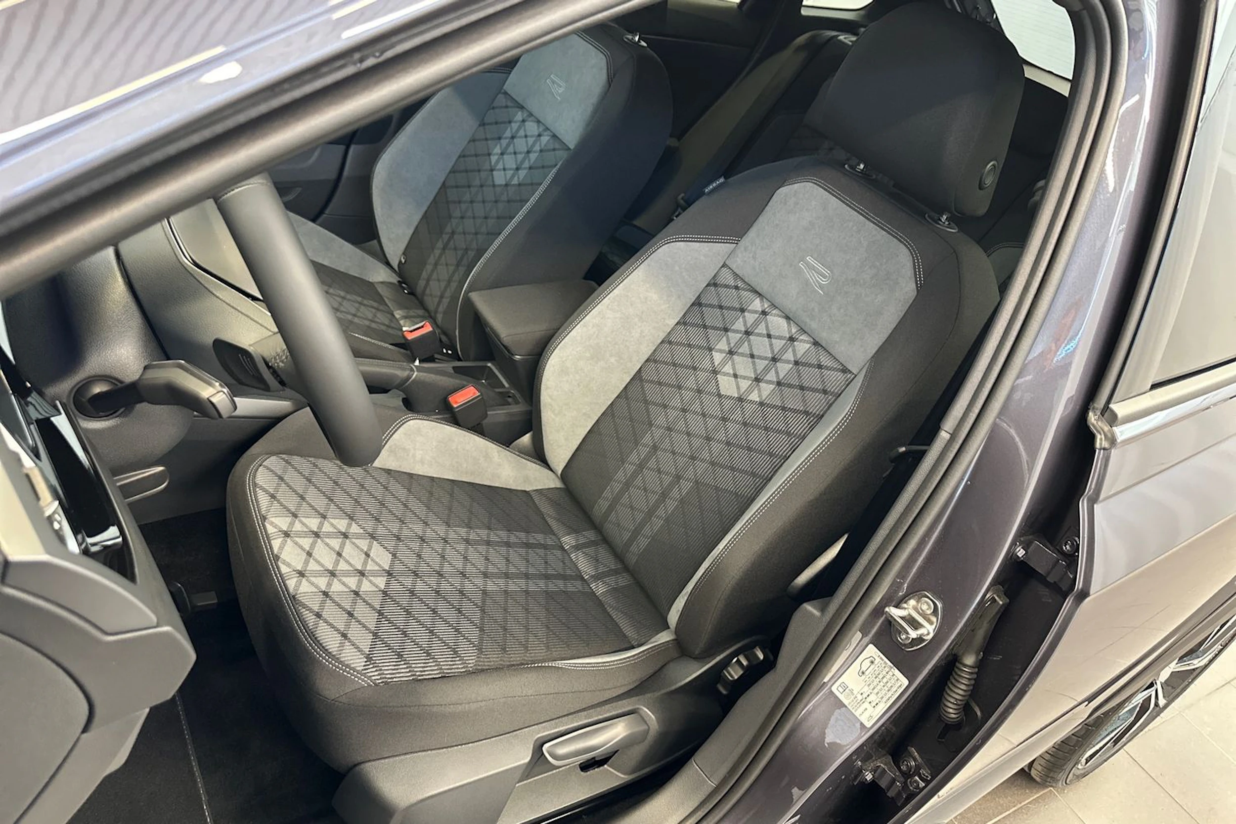 harmaa Volkswagen Taigo 2026 kuva 15.