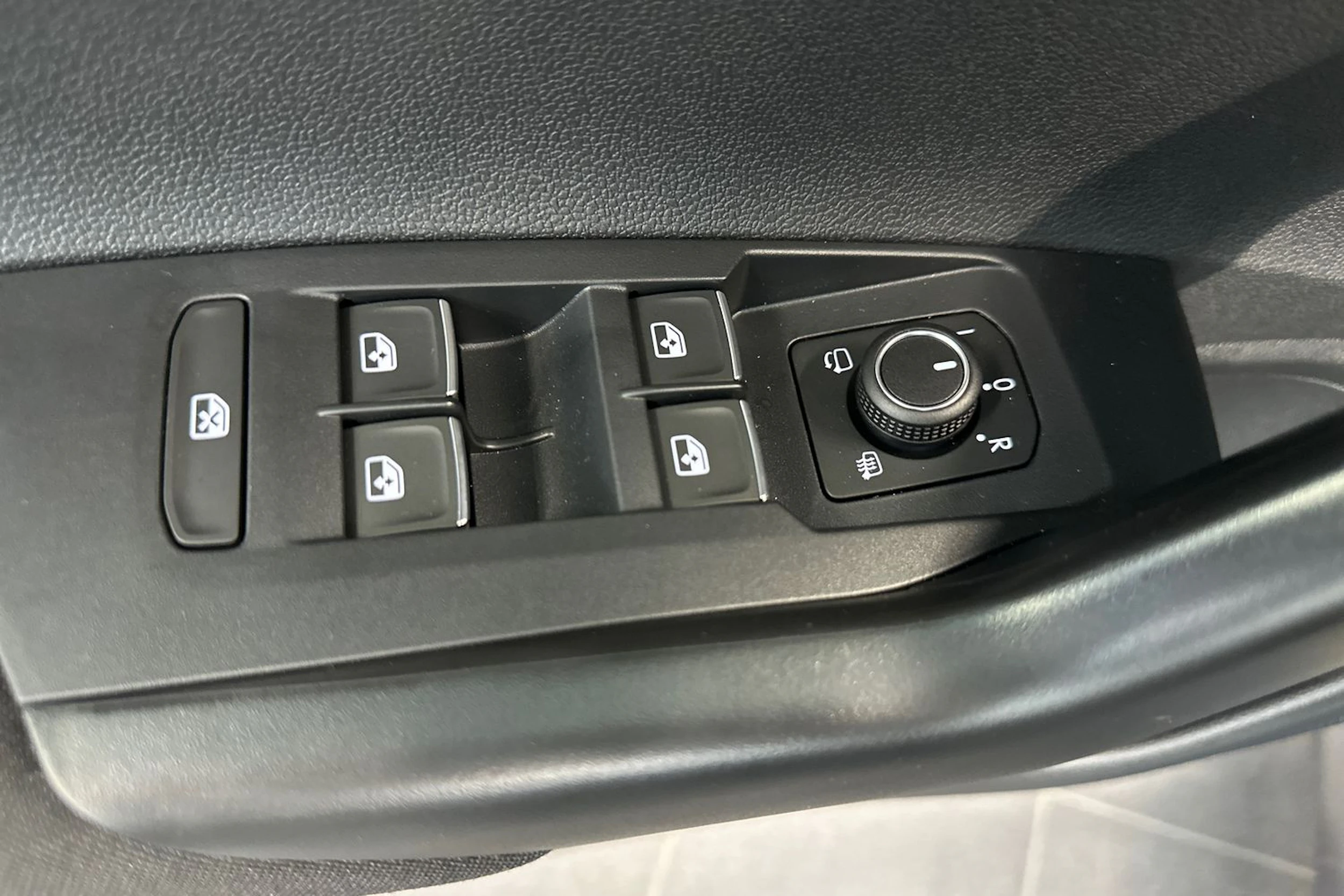 harmaa Volkswagen Taigo 2026 kuva 12.