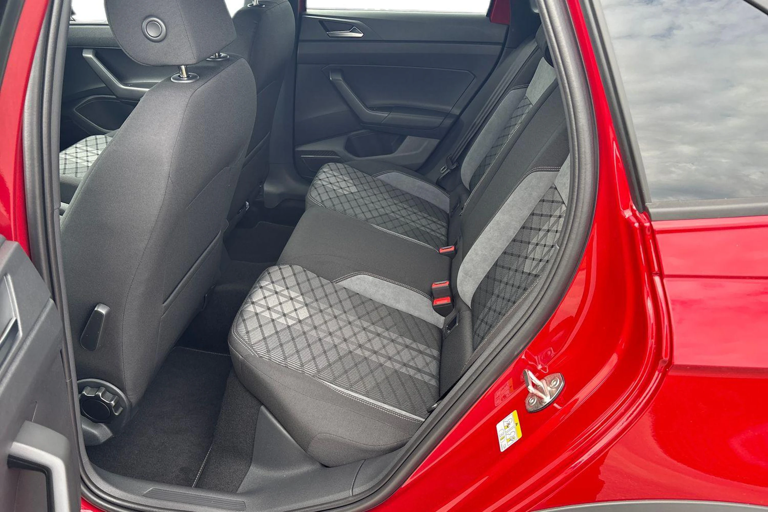 punainen Volkswagen Taigo 2026 kuva 8.