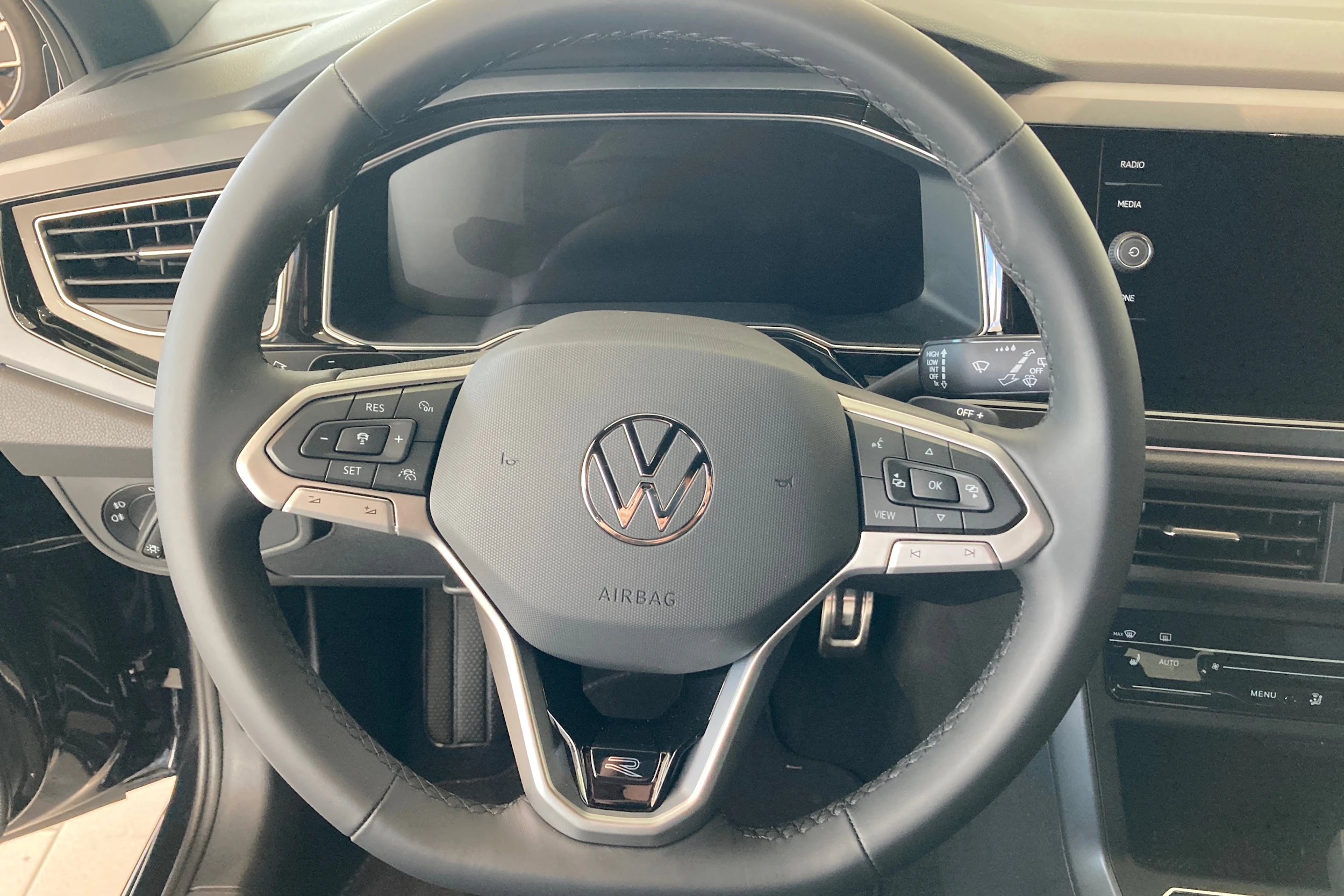 musta Volkswagen Taigo 2027 kuva 13.
