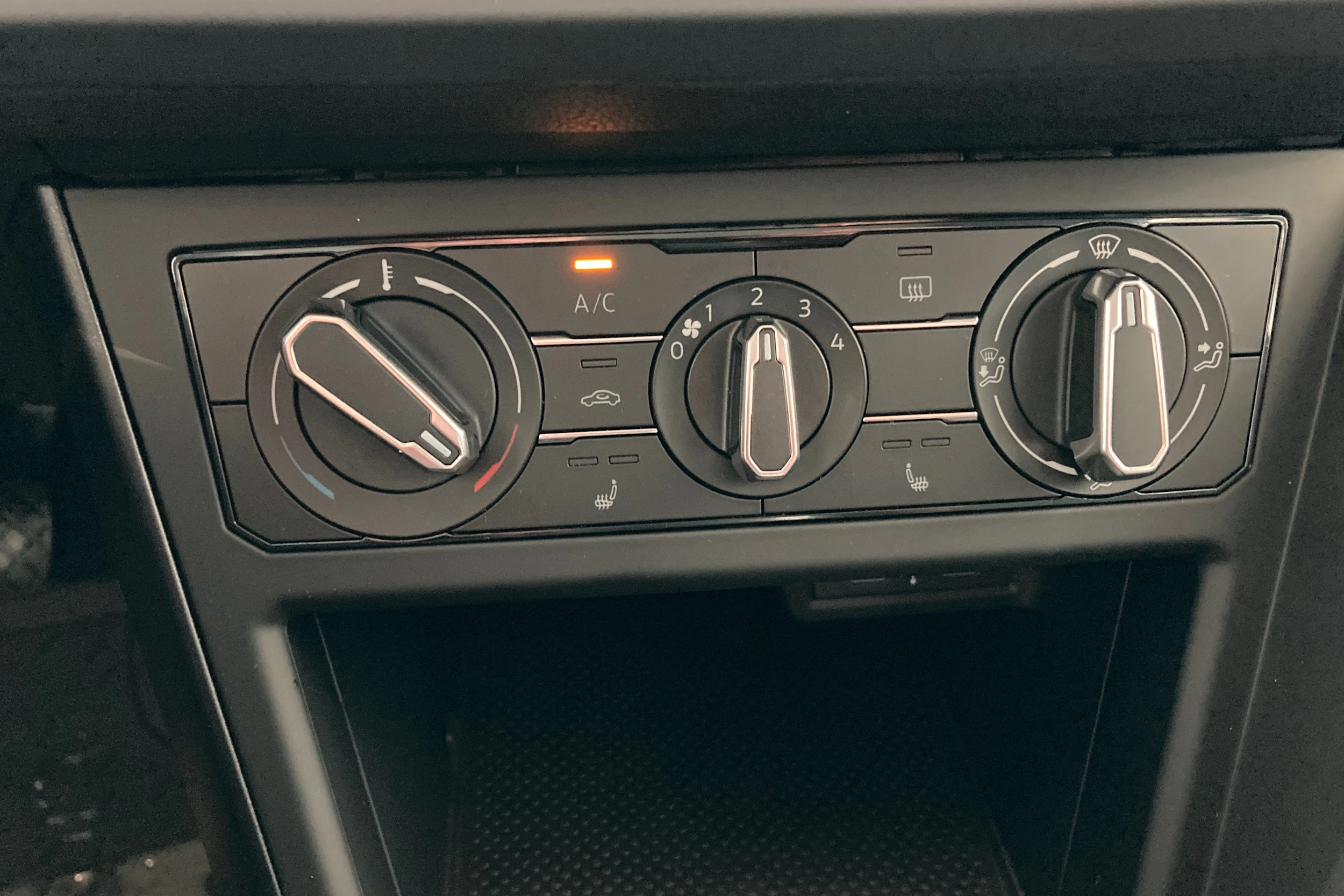 harmaa Volkswagen Taigo 2027 kuva 18.