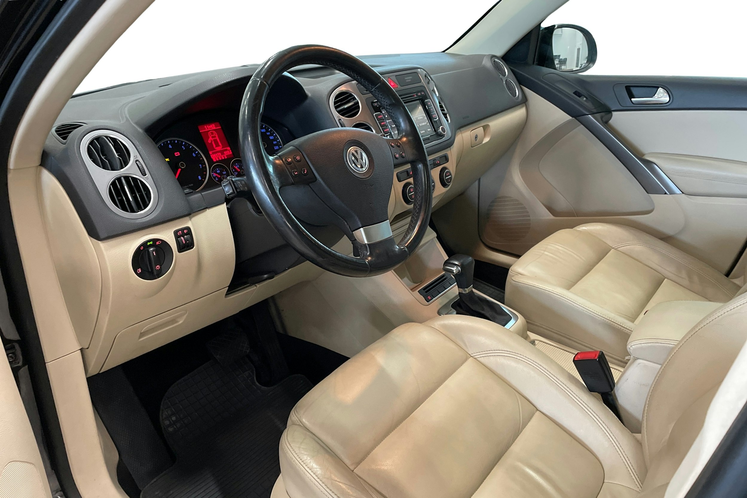 musta Volkswagen Tiguan 2008 kuva 7.