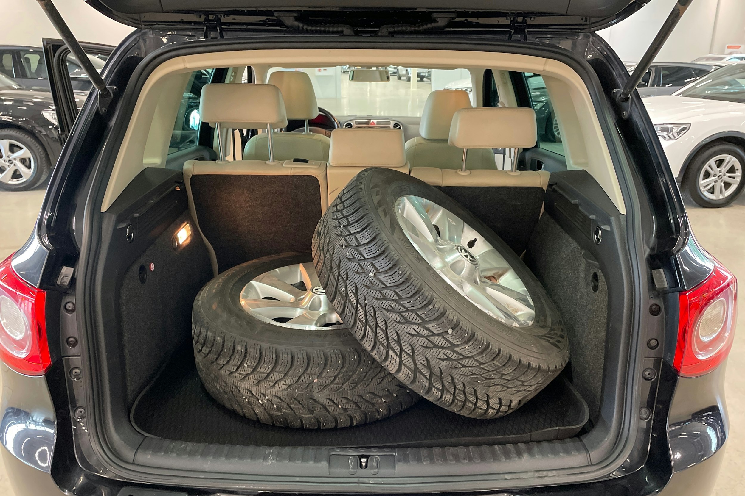 musta Volkswagen Tiguan 2008 kuva 33.