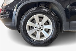musta Volkswagen Tiguan 2008 kuva 11.