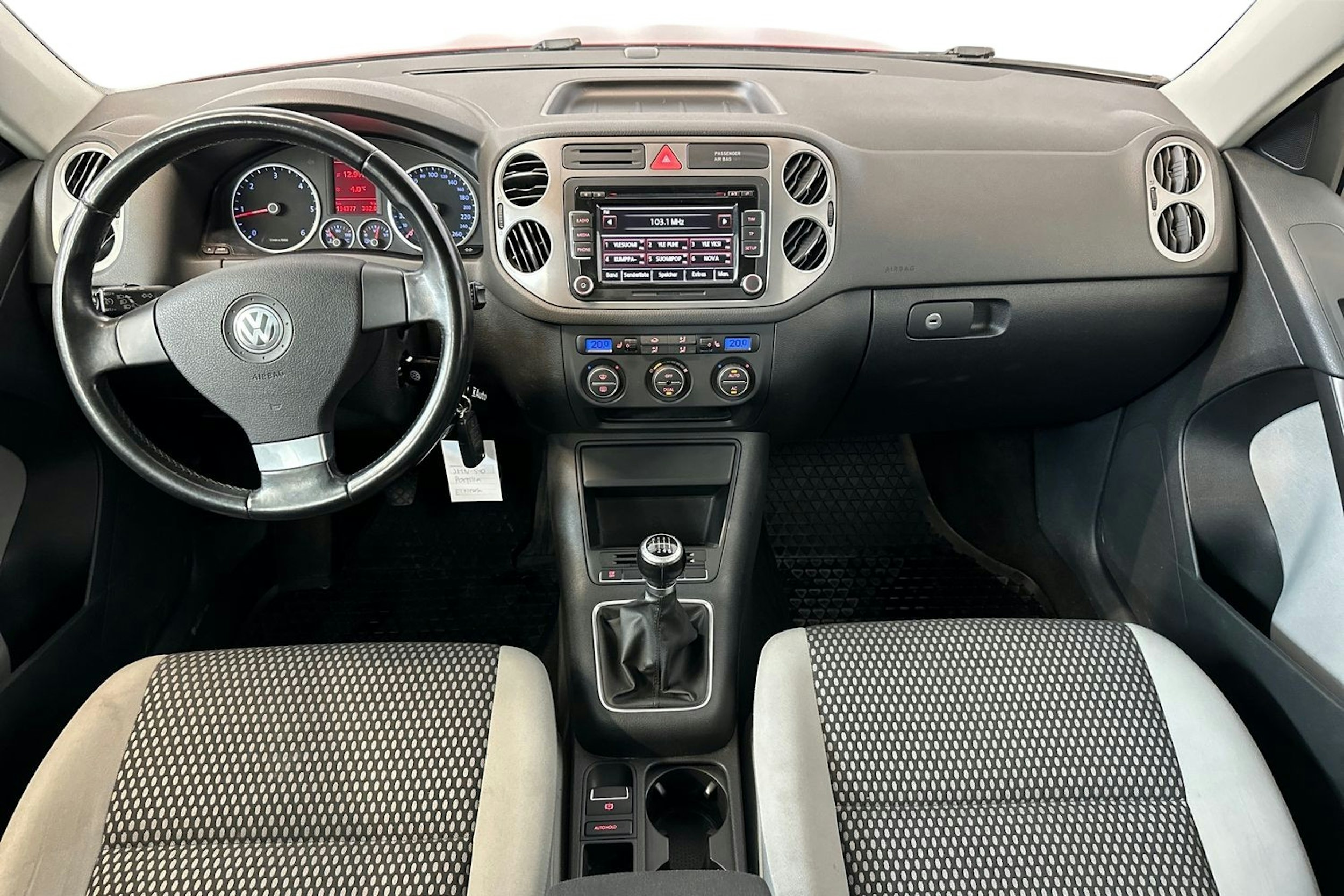 punainen Volkswagen Tiguan 2008 kuva 9.