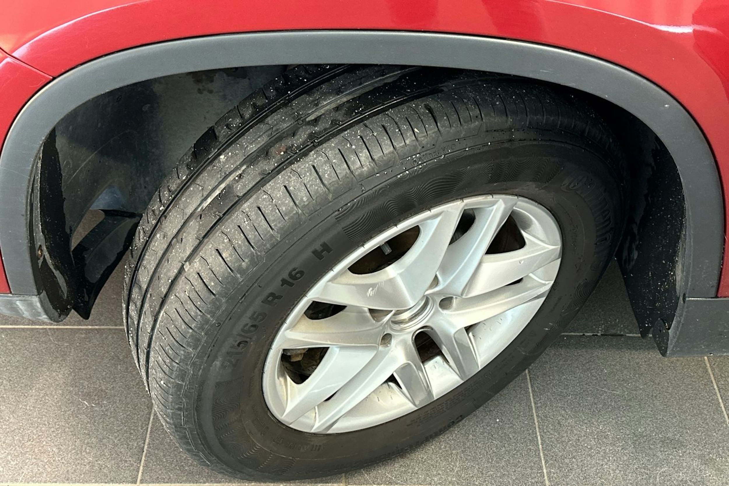 punainen Volkswagen Tiguan 2008 kuva 14.
