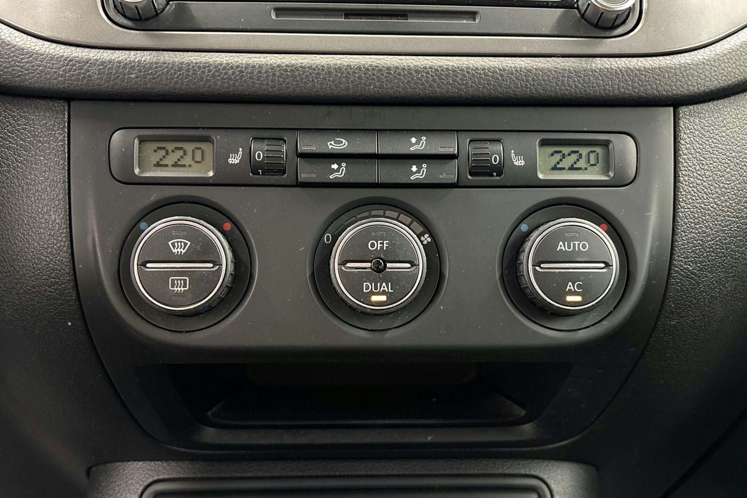 Harmaa Volkswagen Tiguan 2008 kuva 16.