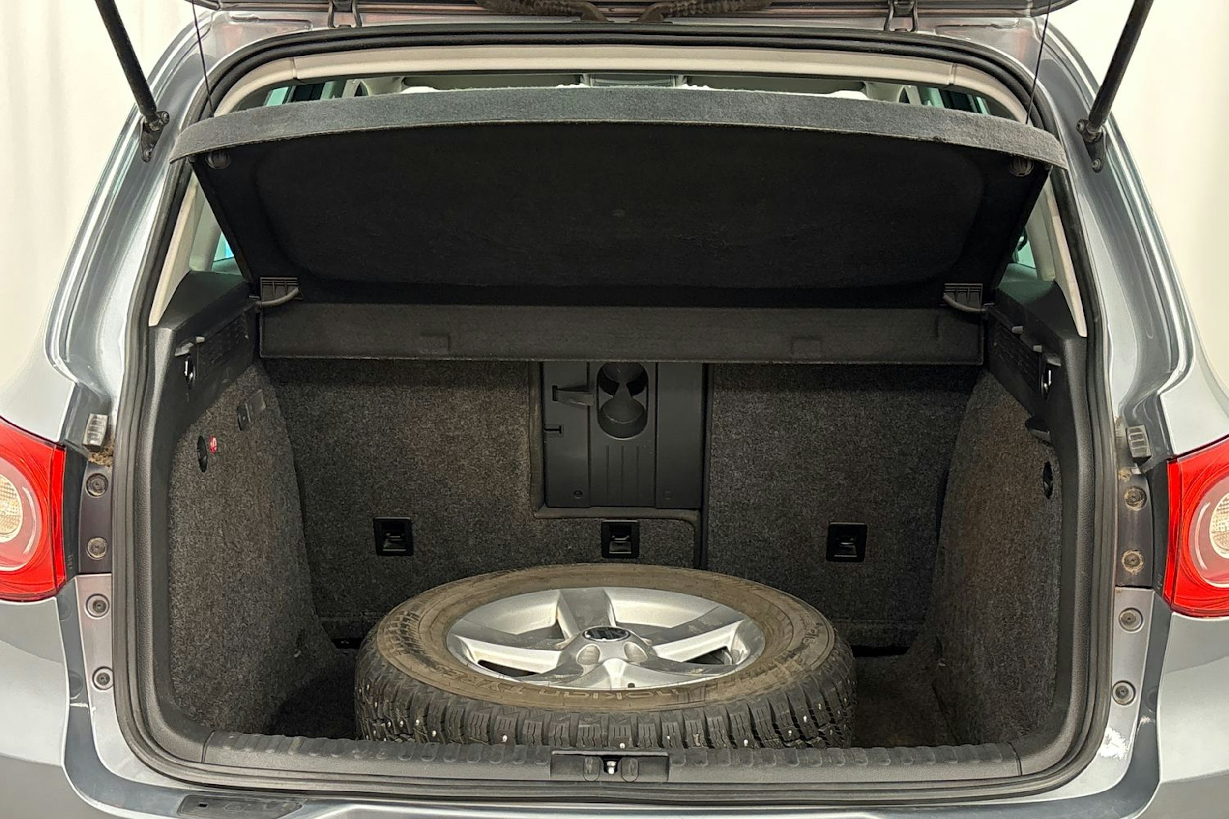 Harmaa Volkswagen Tiguan 2008 kuva 19.