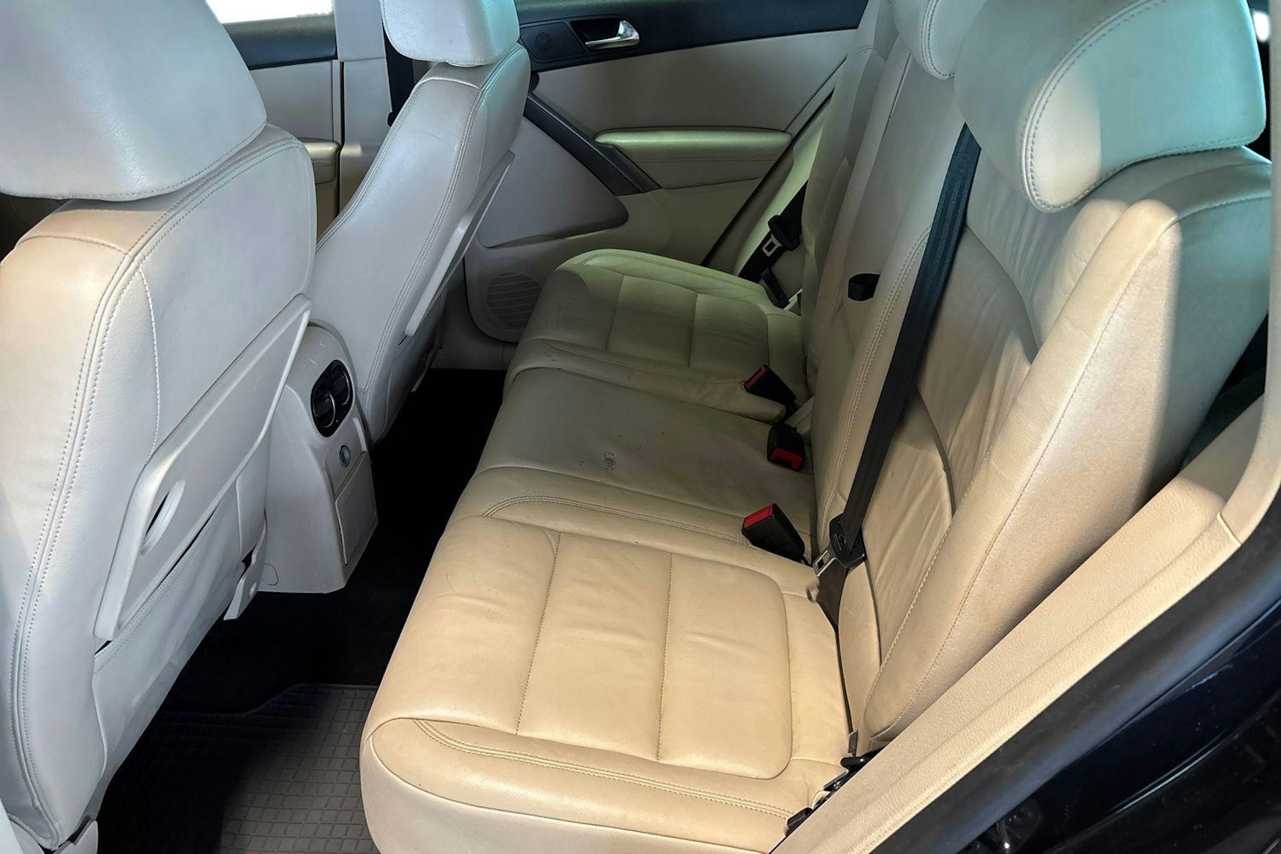 musta Volkswagen Tiguan 2009 kuva 10.