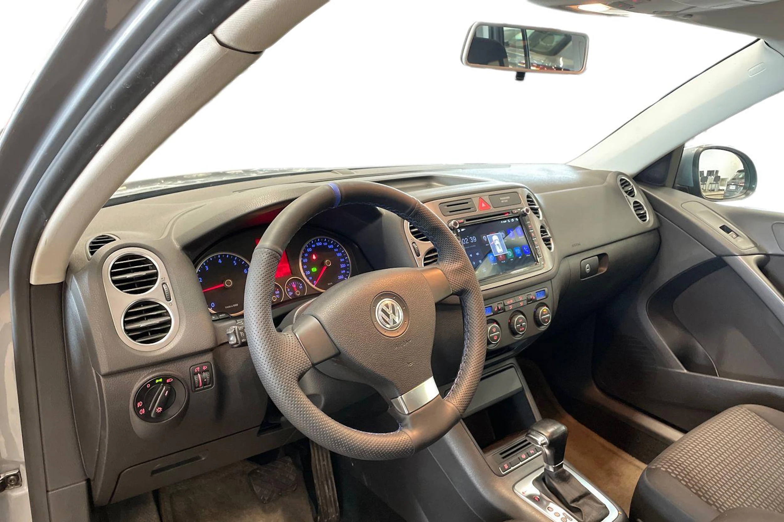 harmaa Volkswagen Tiguan 2009 kuva 6.