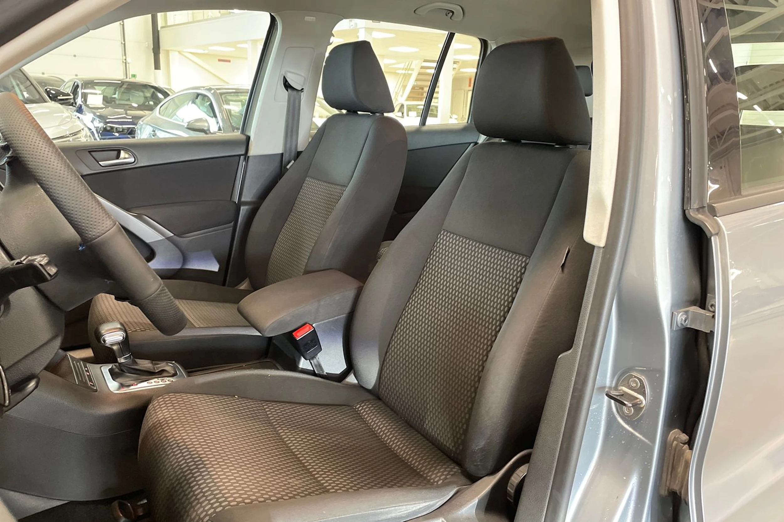 harmaa Volkswagen Tiguan 2009 kuva 11.