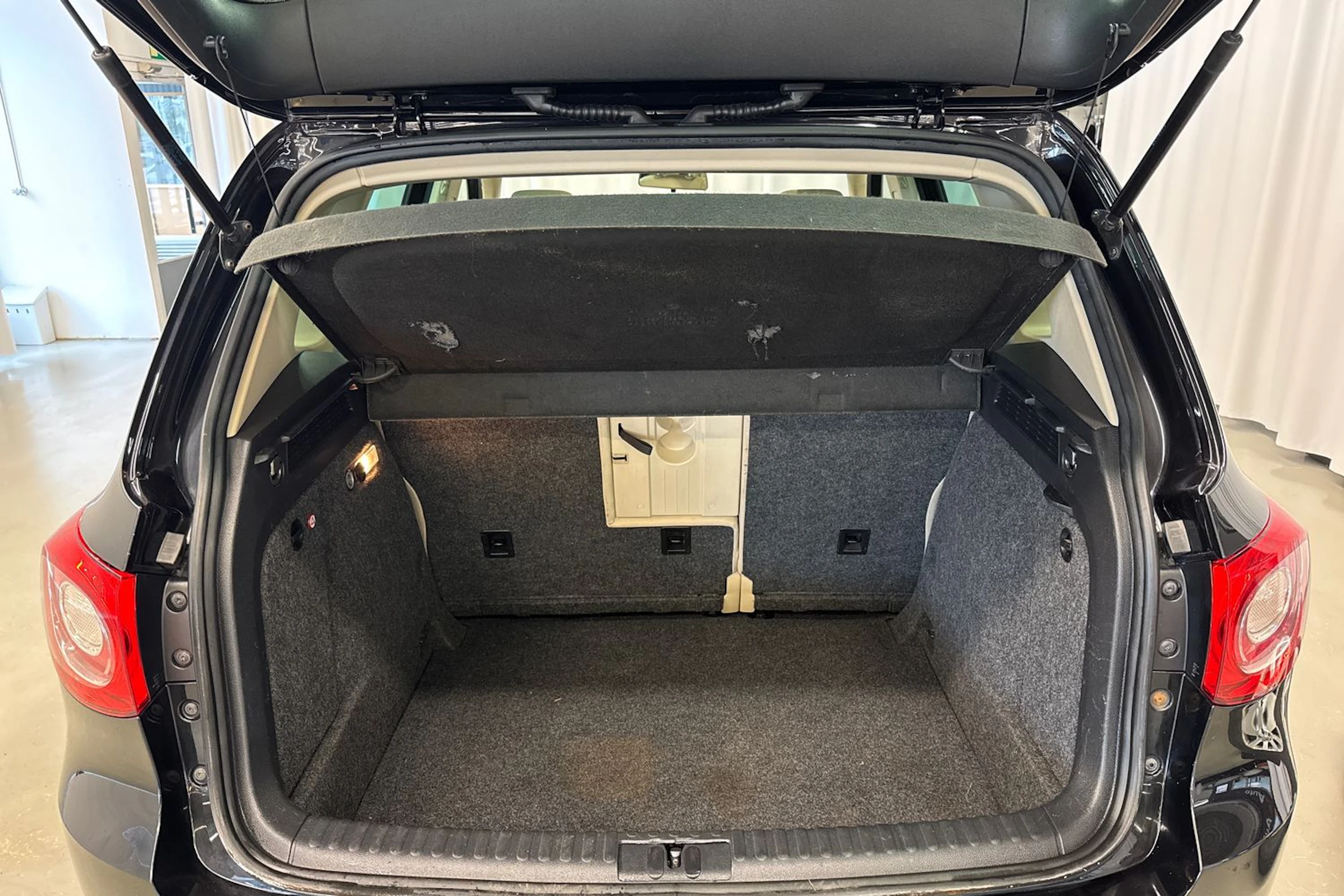 musta Volkswagen Tiguan 2009 kuva 12.