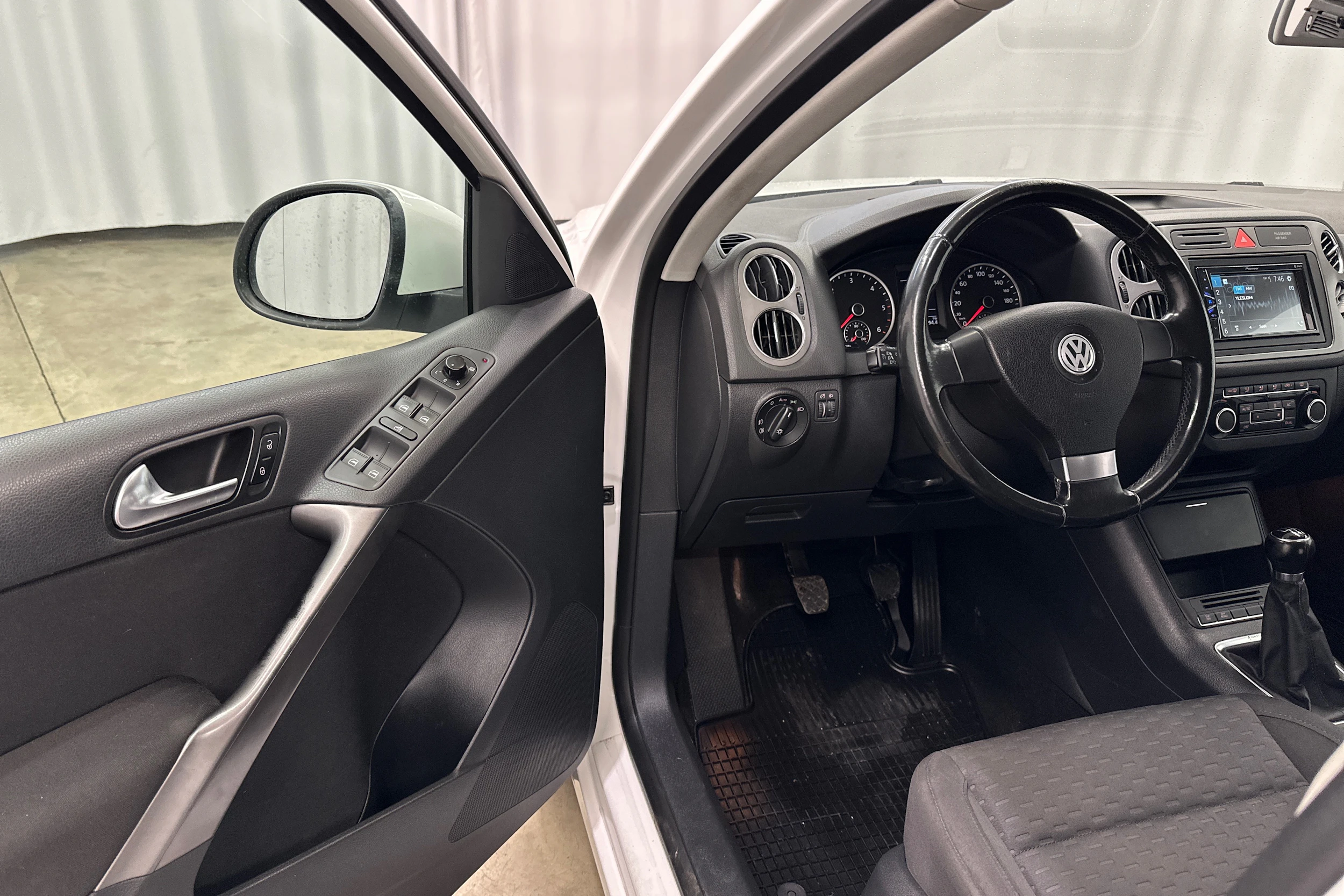 valkoinen Volkswagen Tiguan 2009 kuva 15.