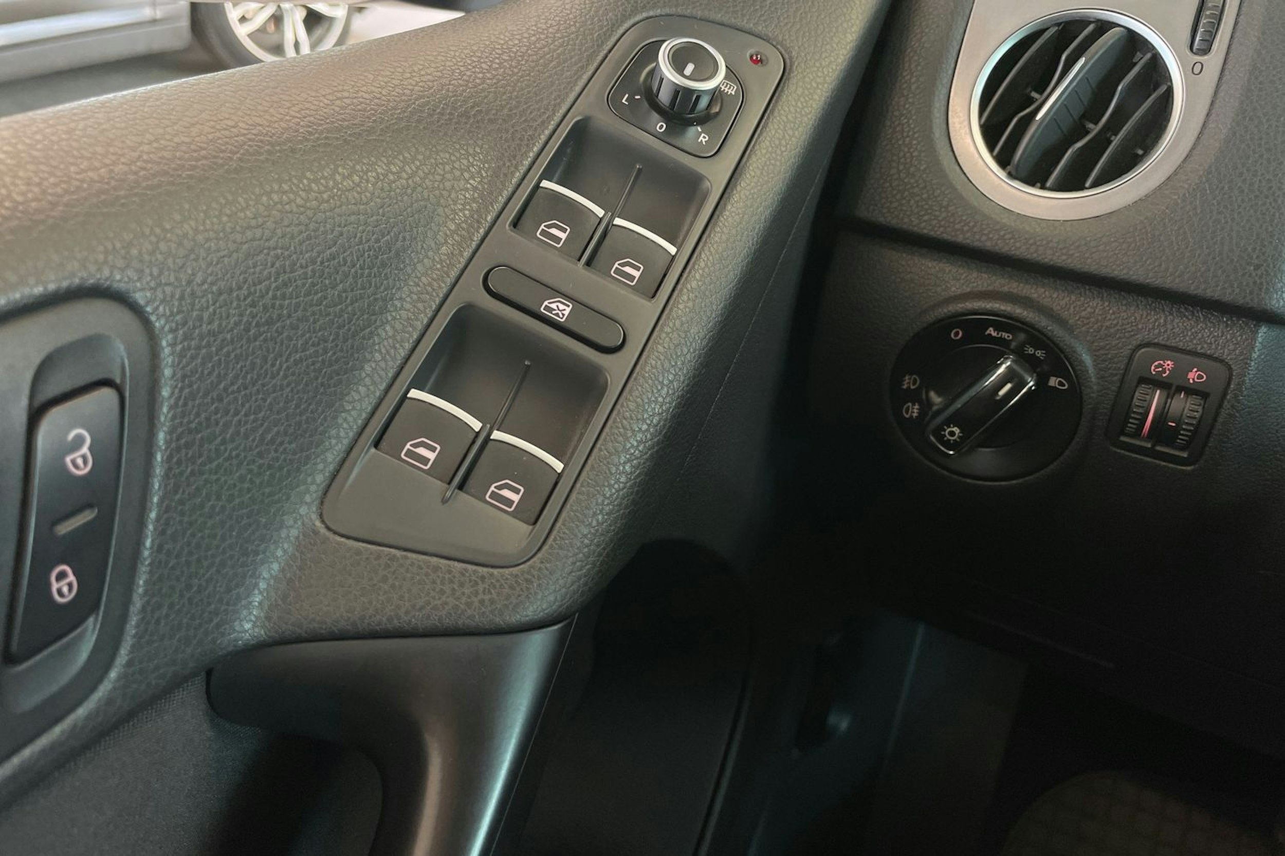 Musta Volkswagen Tiguan 2010 kuva 19.