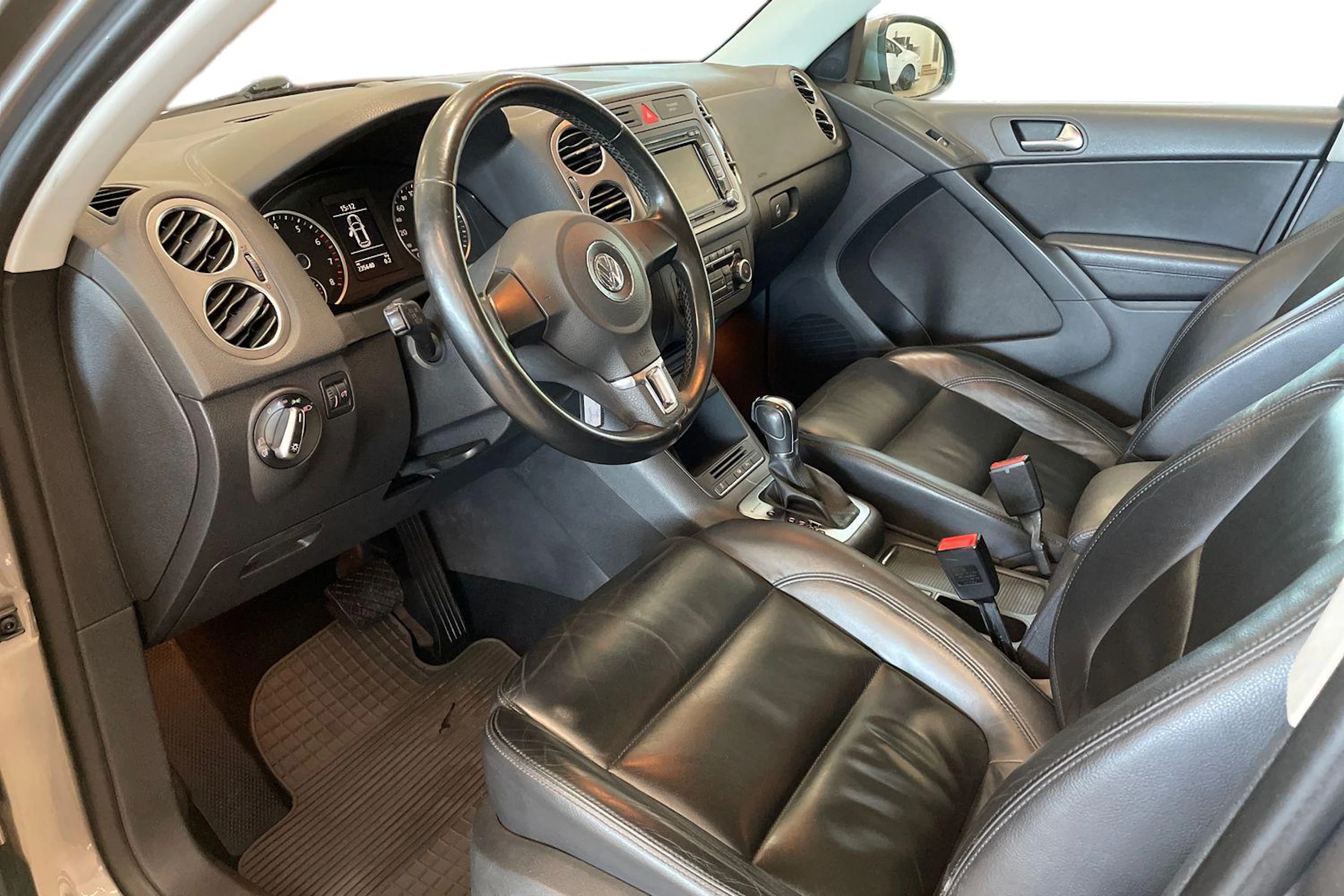 harmaa Volkswagen Tiguan 2010 kuva 6.
