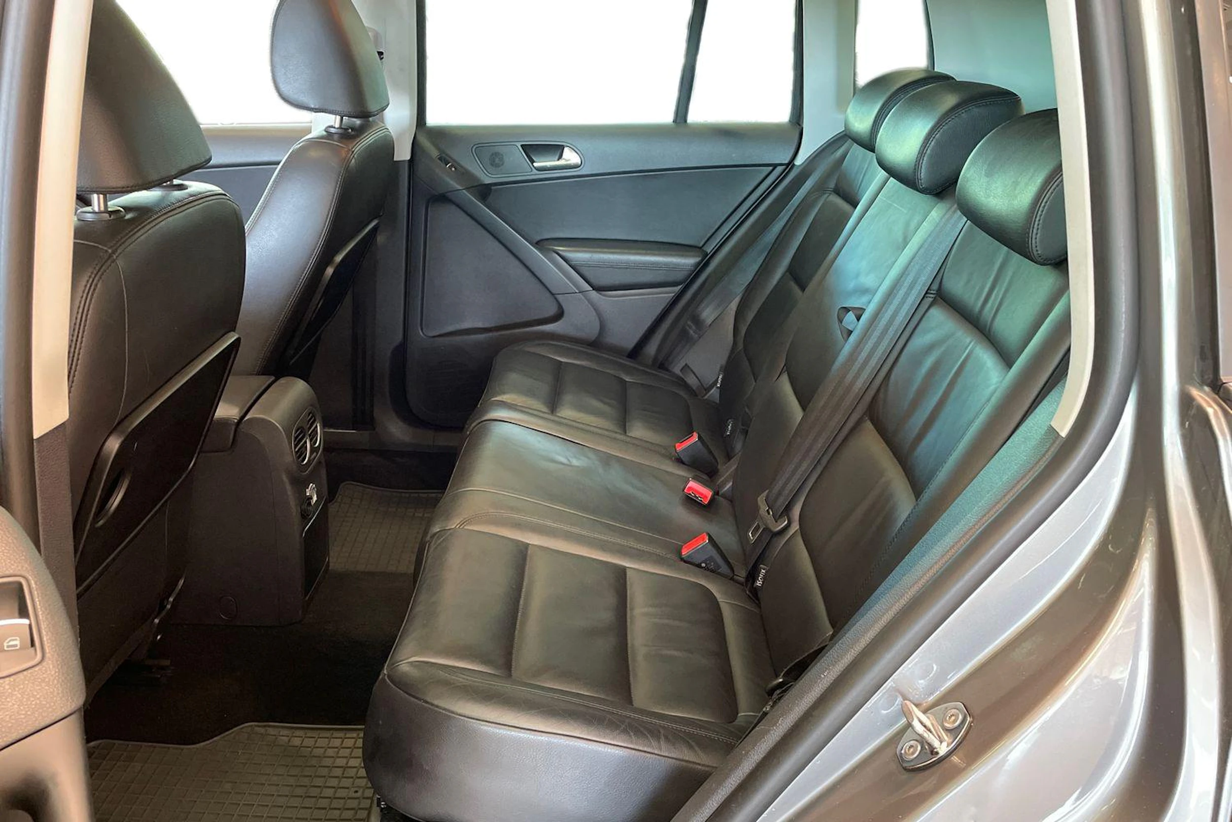 harmaa Volkswagen Tiguan 2010 kuva 8.