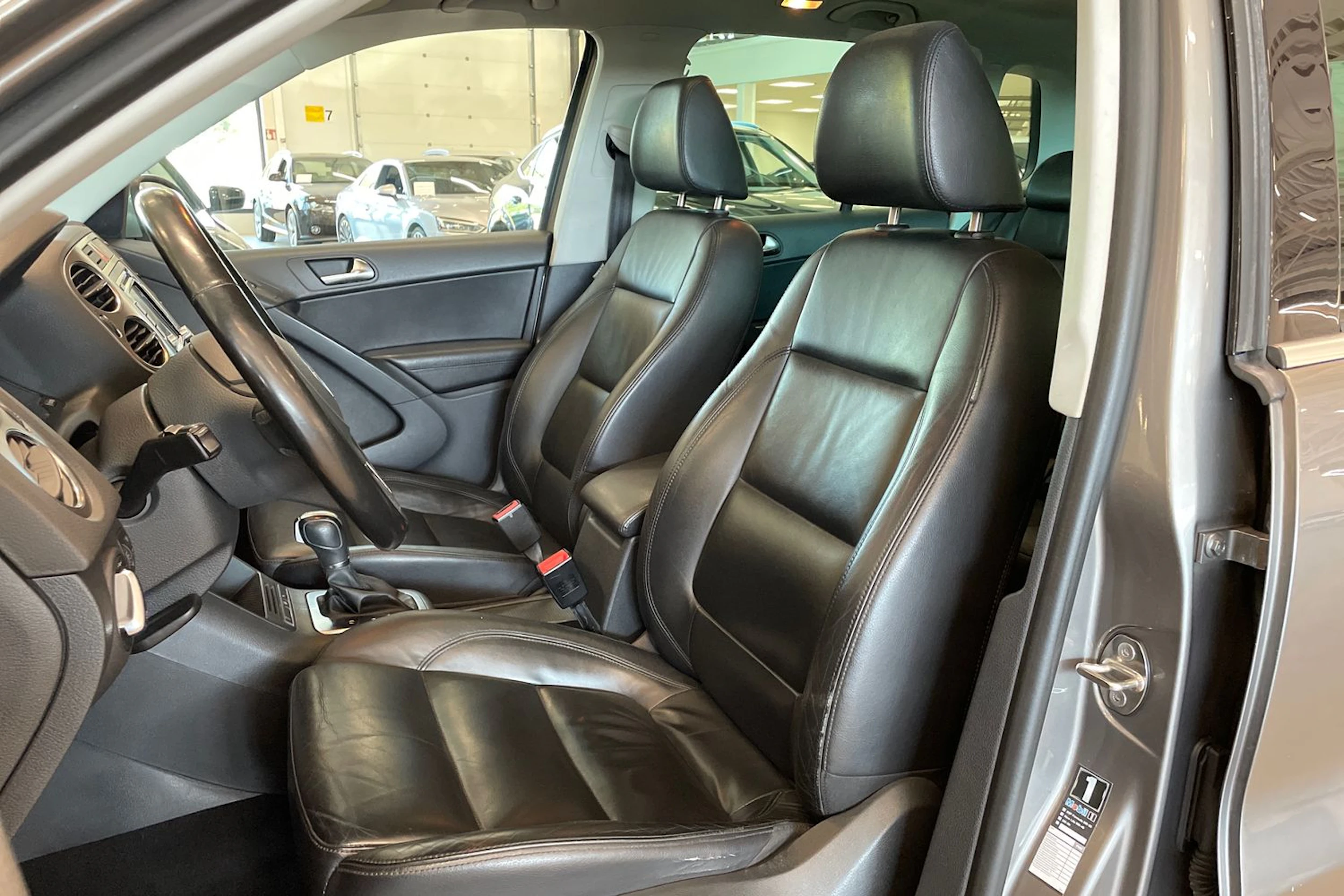 harmaa Volkswagen Tiguan 2010 kuva 11.