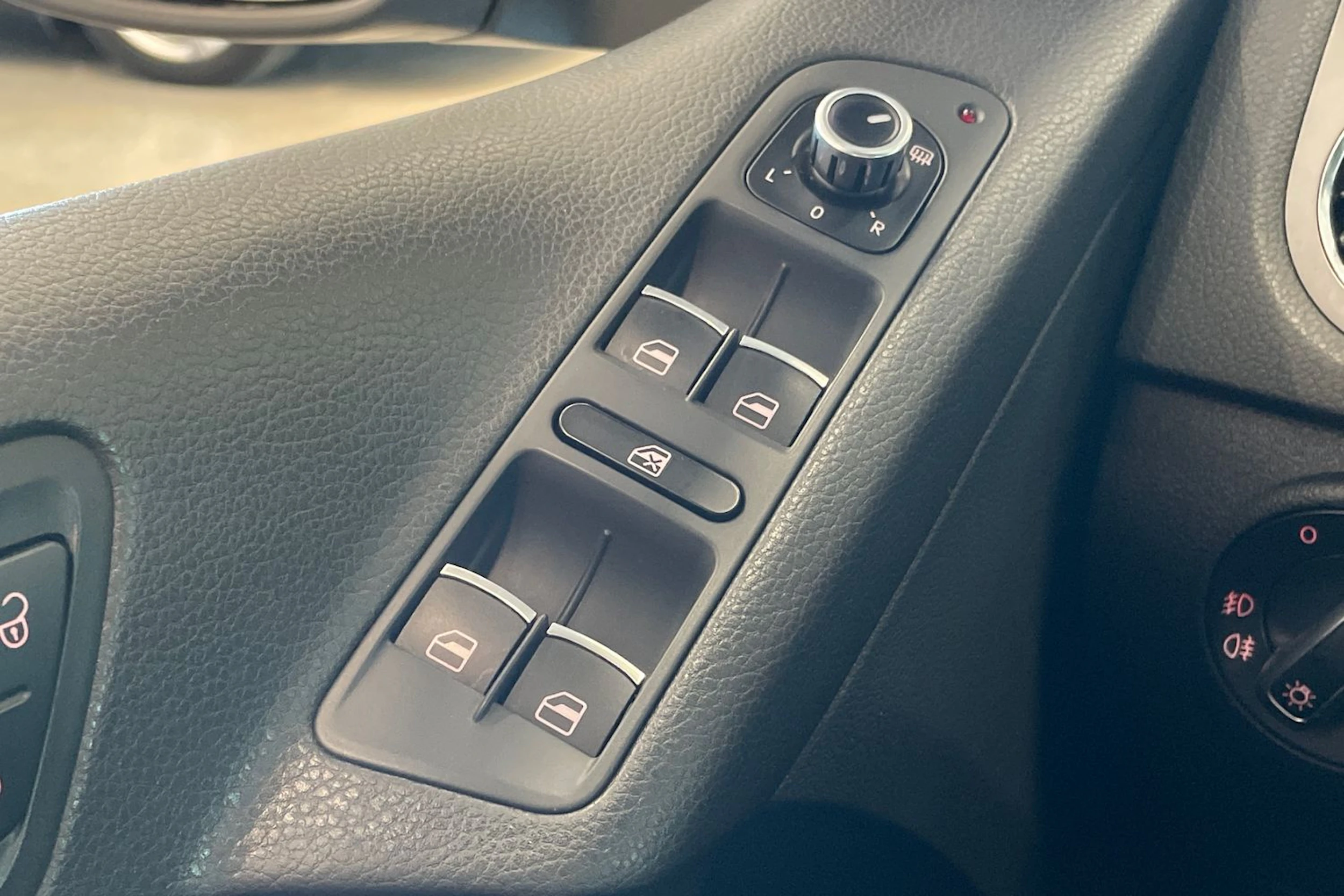 harmaa Volkswagen Tiguan 2010 kuva 22.