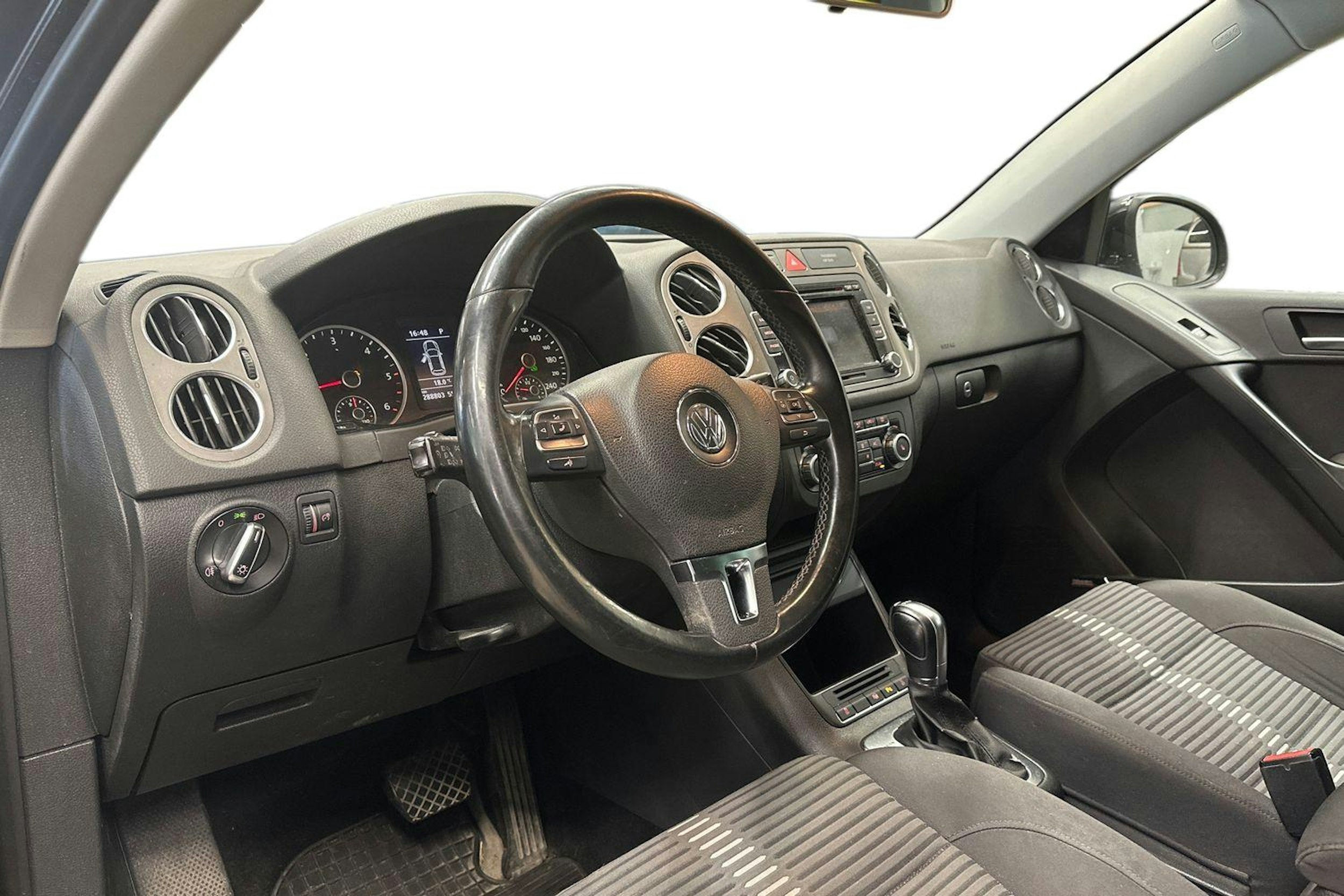 musta Volkswagen Tiguan 2010 kuva 3.