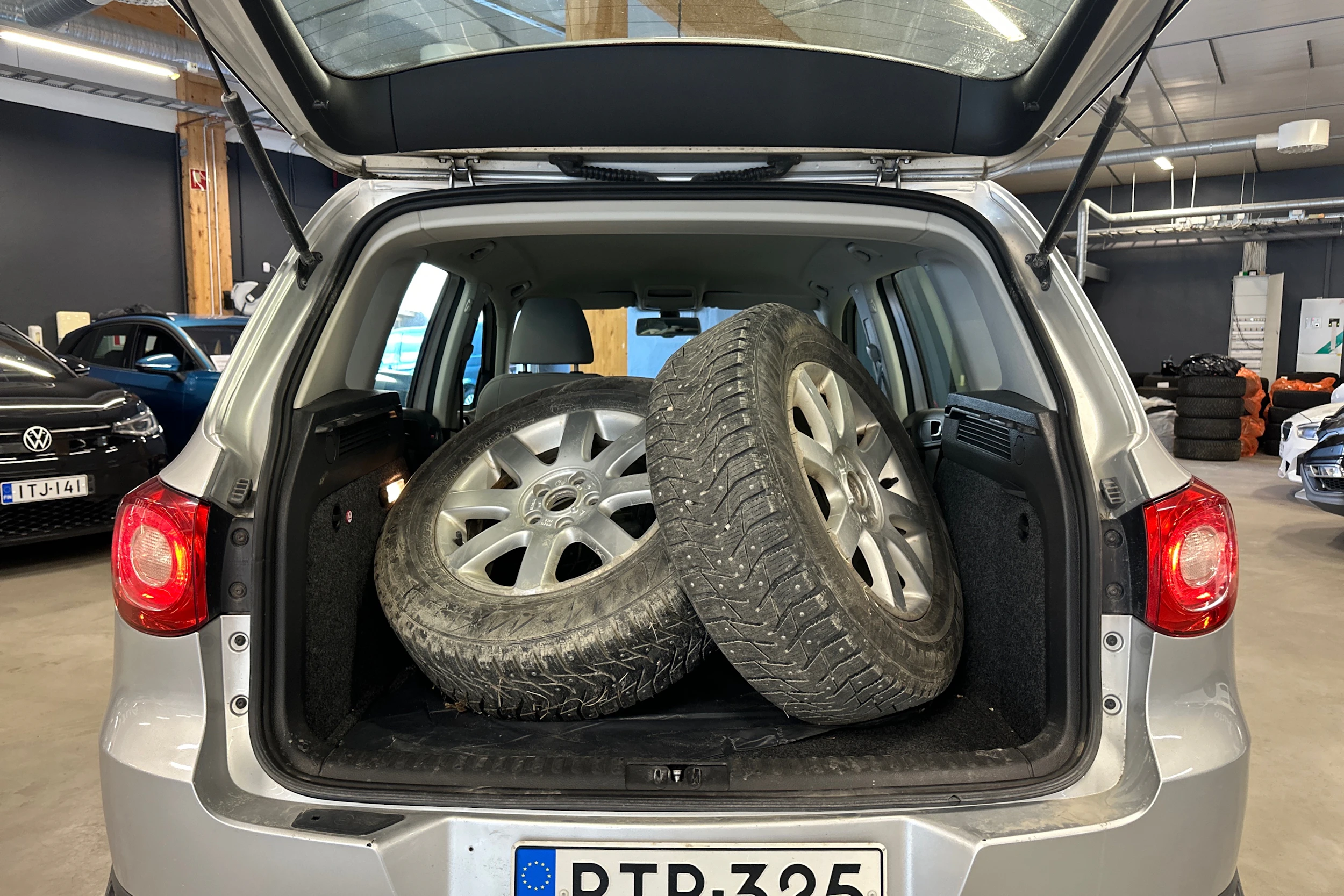 harmaa Volkswagen Tiguan 2011 kuva 4.