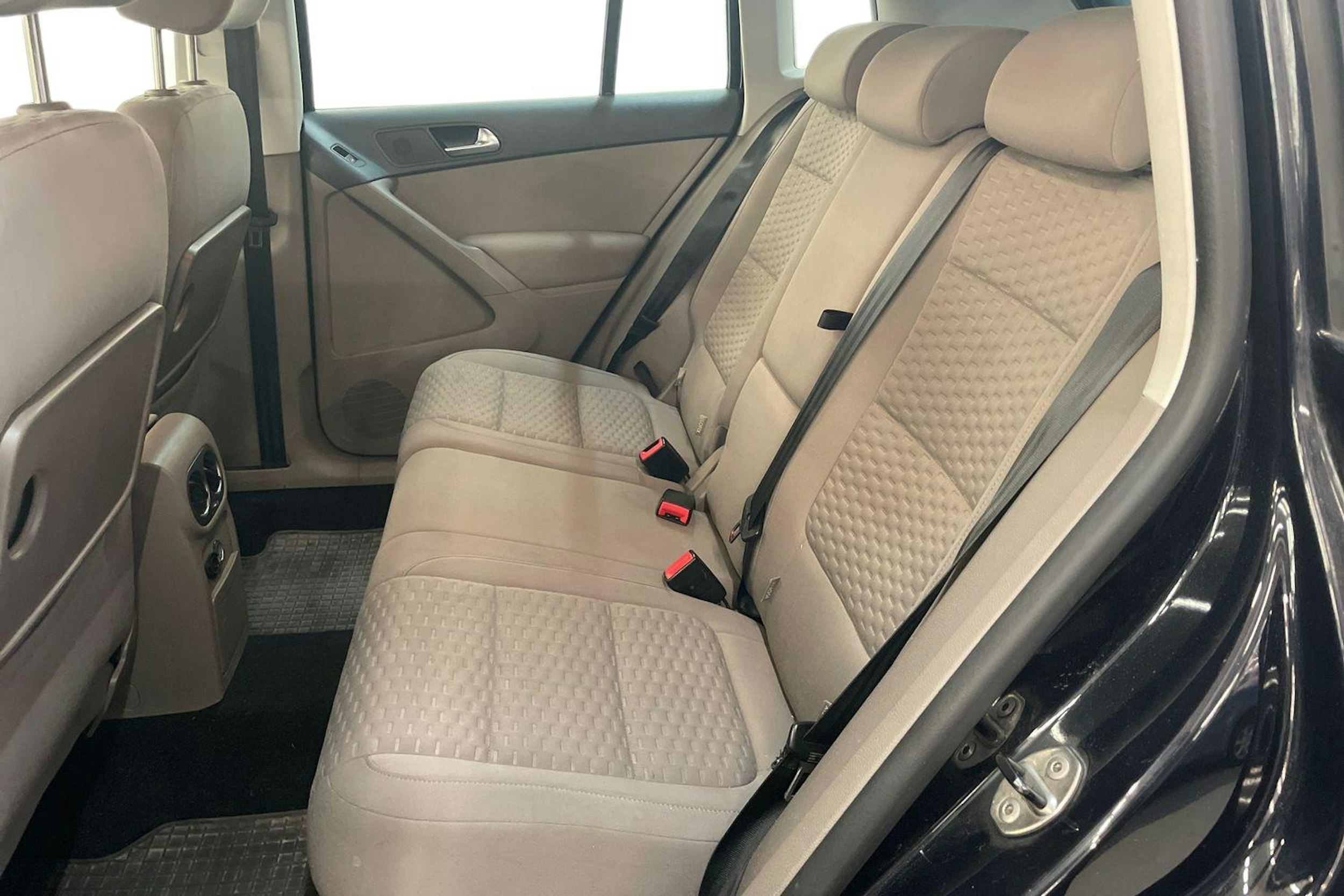 Musta Volkswagen Tiguan 2010 kuva 10.