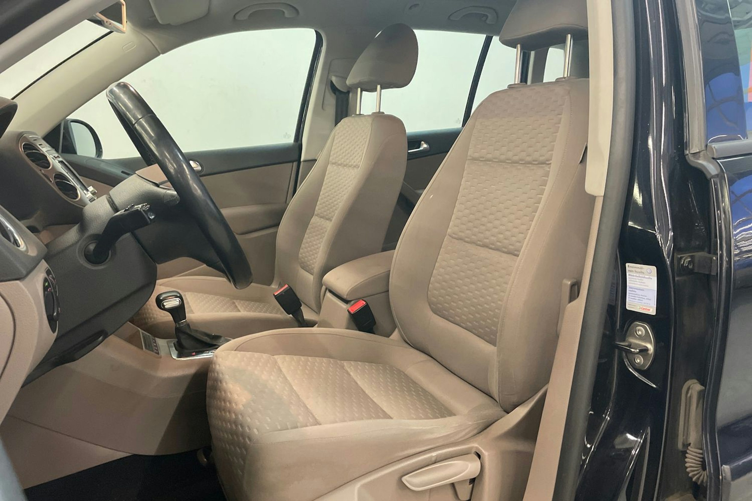 Musta Volkswagen Tiguan 2010 kuva 16.