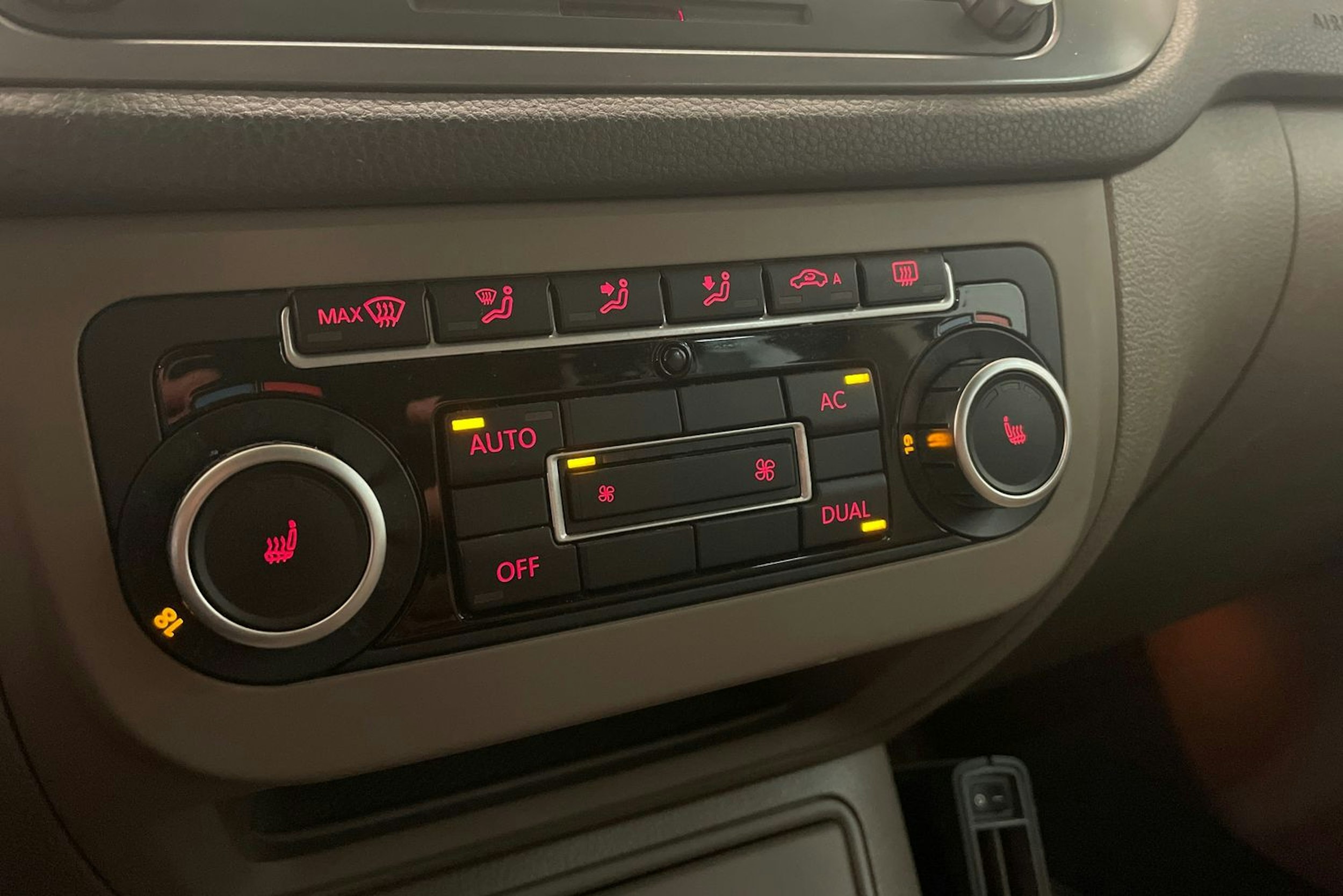 Musta Volkswagen Tiguan 2010 kuva 19.